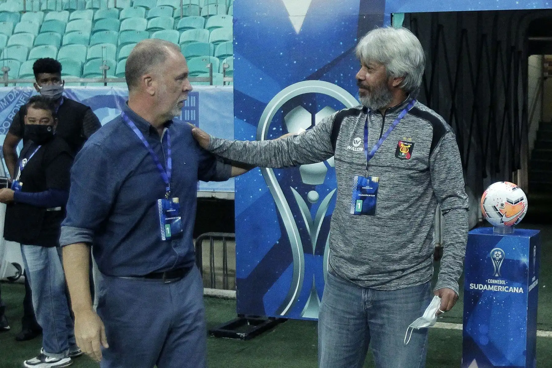 2020. El entrenador del Bahia de Brasil, Mano Menezes y el técnico interino del Melgar de Perú, Marco Valencia, se saludan antes del inicio de su partido de la segunda ronda de la Copa Sudamericana, disputado a puerta cerrada en la Arena Fonte Nova, en Salvador, Brasil. Foto: AFP