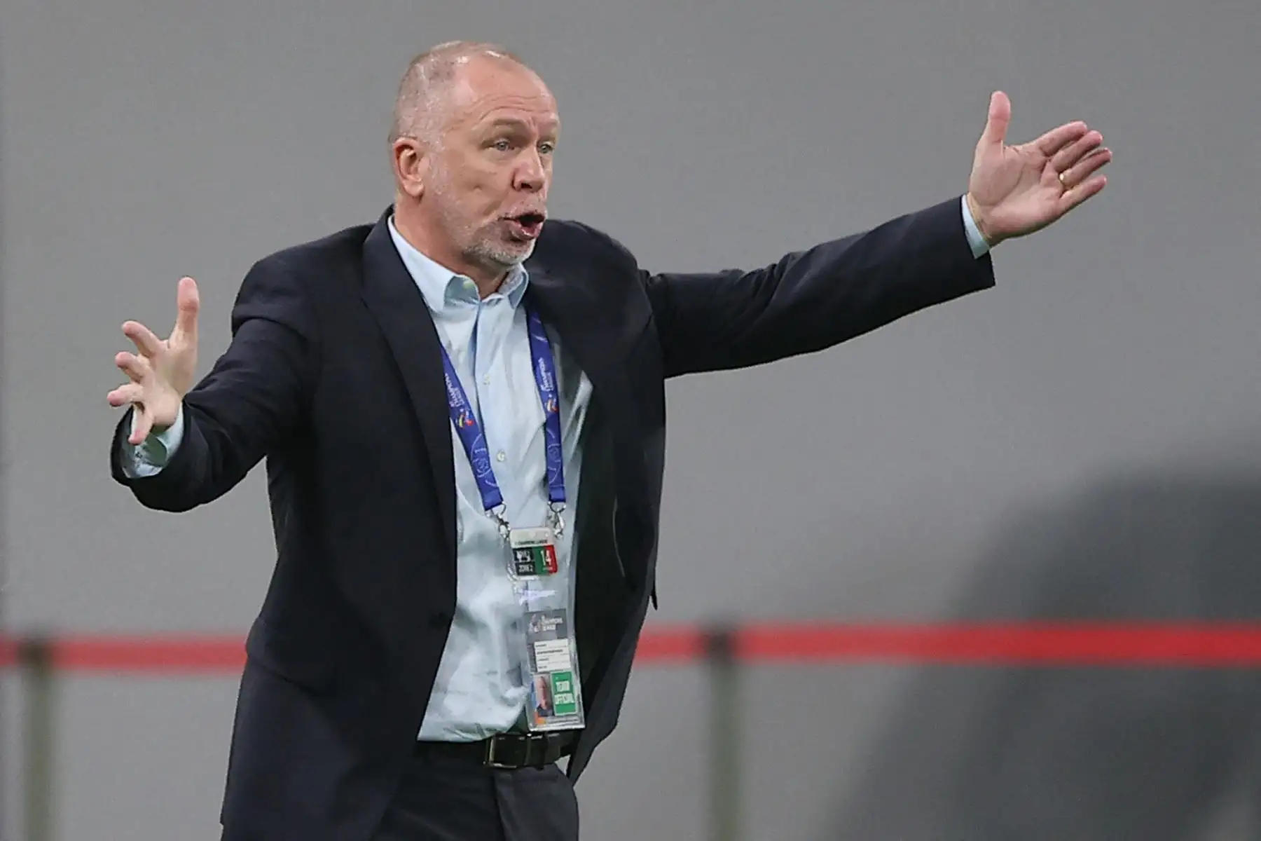 2021. El entrenador del Al-Nassr, Mano Menezes, habla con sus jugadores durante el partido de octavos de final de la Liga de Campeones de la AFC entre el Al-Nassr de Arabia Saudita y el Tractor de Irán. Foto: AFP