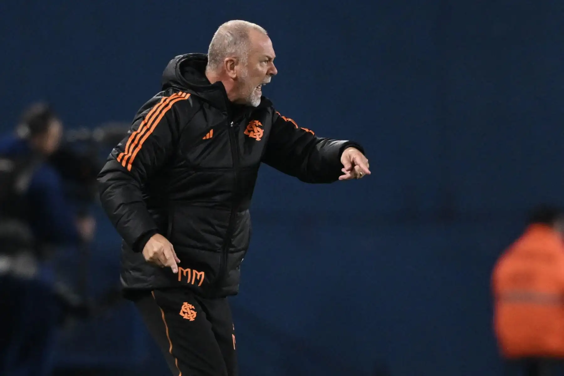 2023. El entrenador del Internacional, Mano Menezes, gesticula durante el partido de vuelta de la fase de grupos de la Copa Libertadores entre el Nacional de Uruguay y el Internacional de Brasil, disputado en el estadio Gran Parque Central, en Montevideo. Foto: AFP