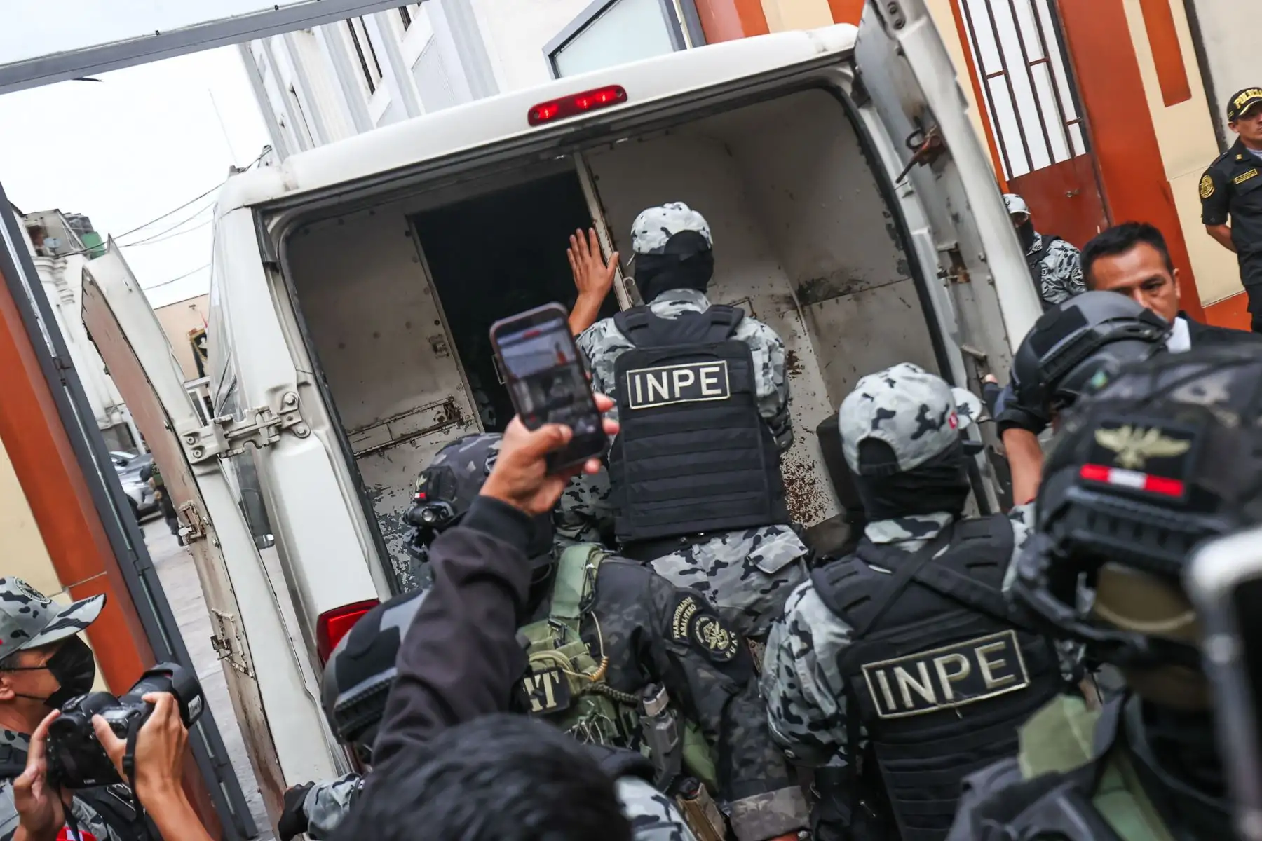 Erick Moreno, alias “el monstruo” es trasladado desde la sede de la Dircote a la Base Naval del Callao. 

Foto: ANDINA / Juan Carlos Guzmán Negrini