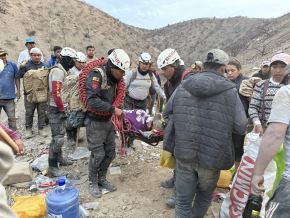 Brigadas conformadas por mineros artesanales y miembros de la Policía de Rescate lograron rescatar esta madrugada a un minero artesanal que estaba atrapado en el interior de un socavón en Nasca. ANDINA/Difusión