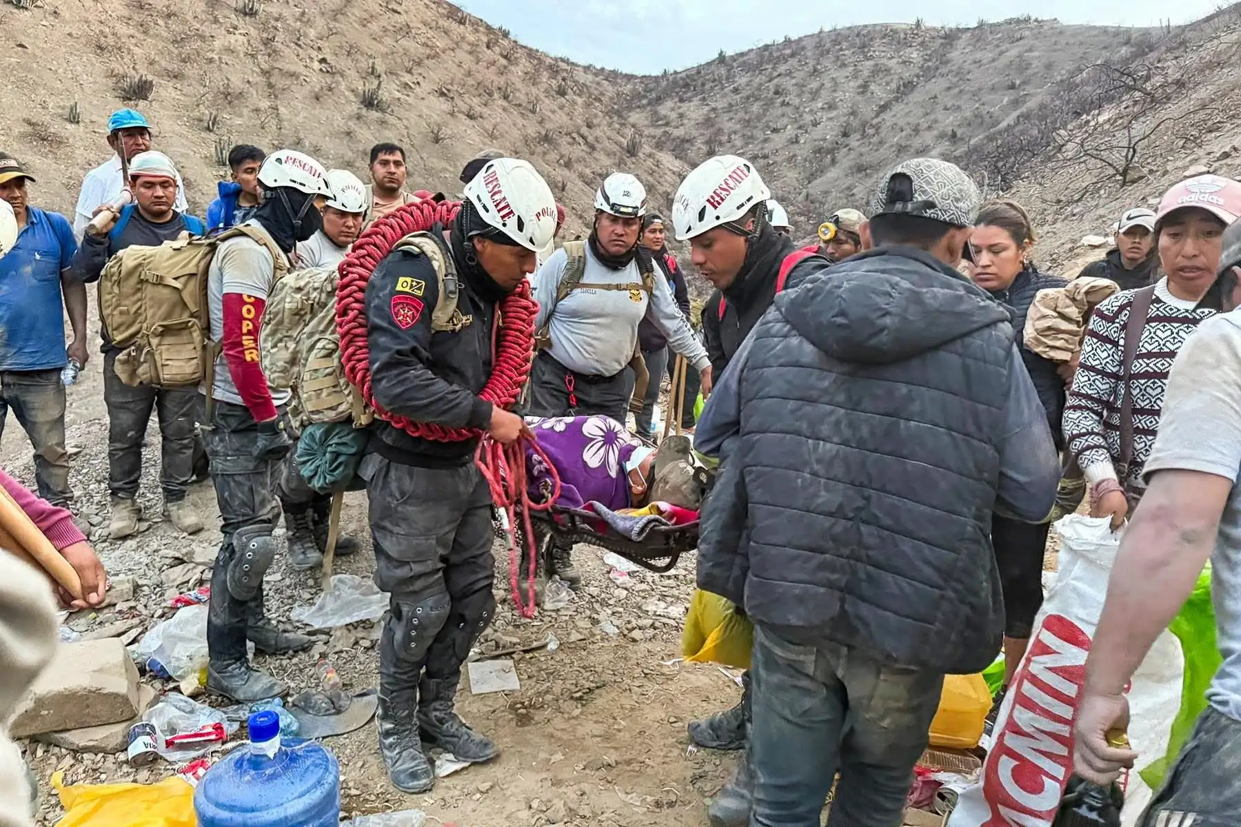El minero artesanal Héctor García Guerra fue rescatado con vida la madrugada de este jueves, luego de permanecer más de 45 horas atrapado en un socavón de la mina Socos, en la provincia de Nasca, región Ica. Foto: Difusión