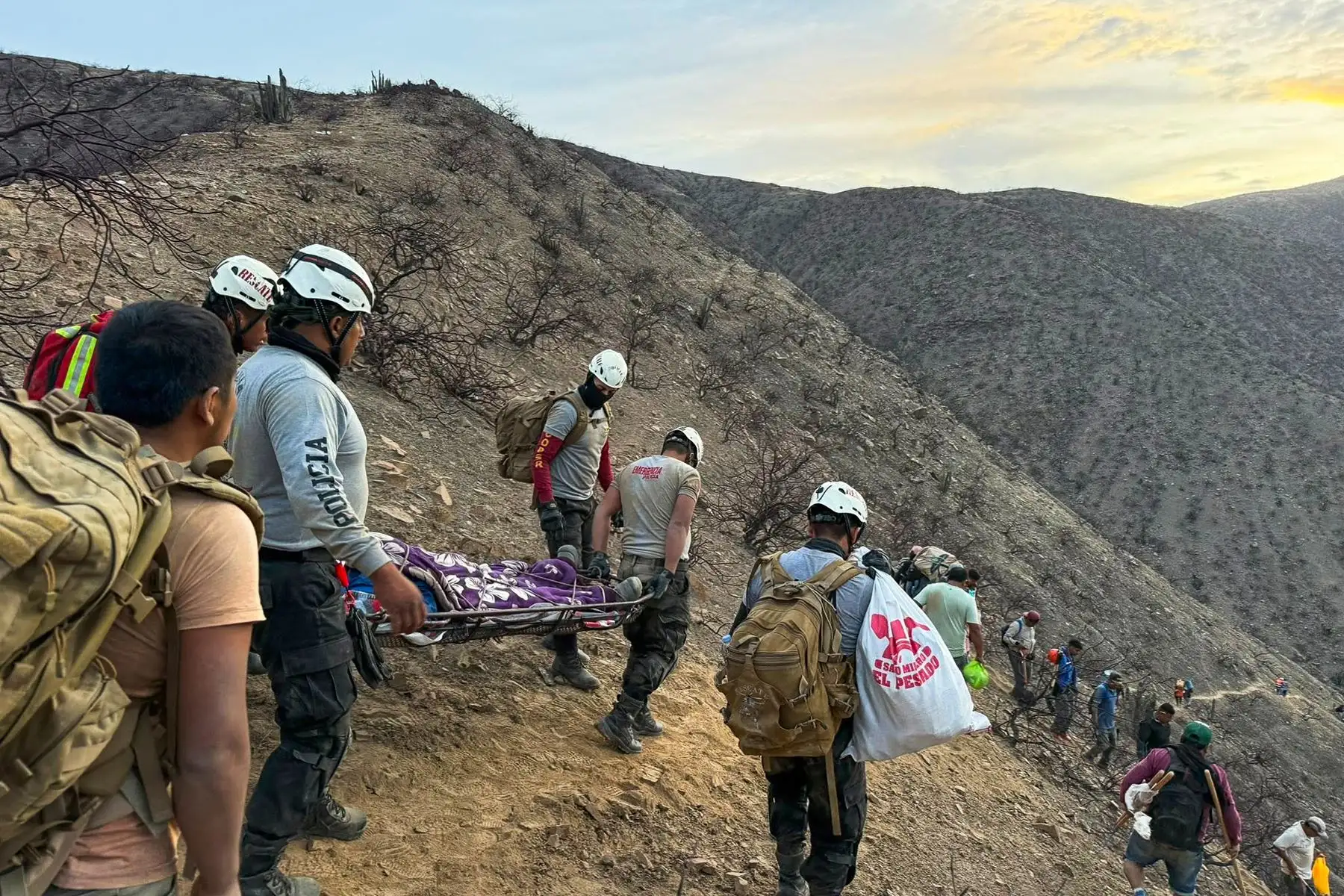 Familiares del minero llegaron a Nasca la mañana del miércoles para solicitar apoyo a las autoridades, lo que permitió el despliegue de un operativo de rescate conjunto. Foto: Difusión