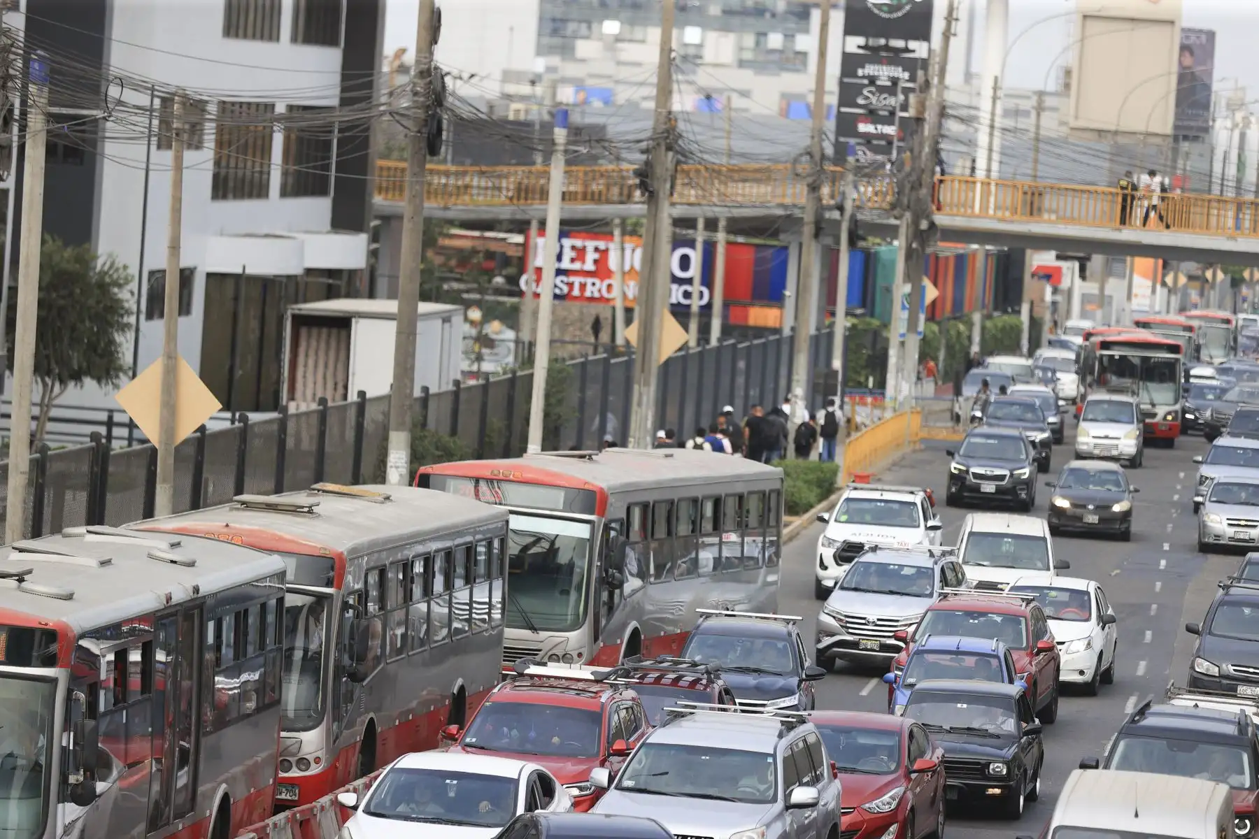 Desde las primeras horas de la mañana, el cierre del viaducto elevado del óvalo Monitor, en ambos sentidos, así como la restricción del cruce entre las avenidas Javier Prado y El Golf con dirección hacia La Molina, generaron un fuerte impacto en el tránsito. Foto: ANDINA/Jhonel Rodríguez Robles