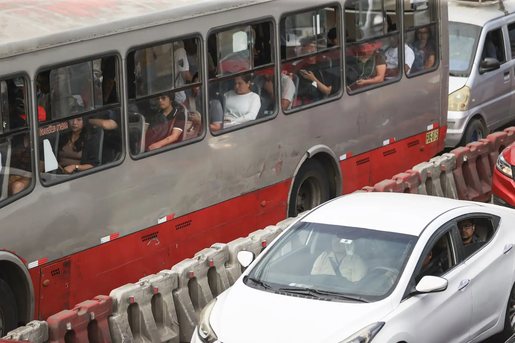 La circulación de vehículos se volvió sumamente lenta, con largas filas que se extendían por varios tramos de av. Javier Prado, obligando a conductores a permanecer detenidos durante varios minutos. Foto: ANDINA/Jhonel Rodríguez Robles