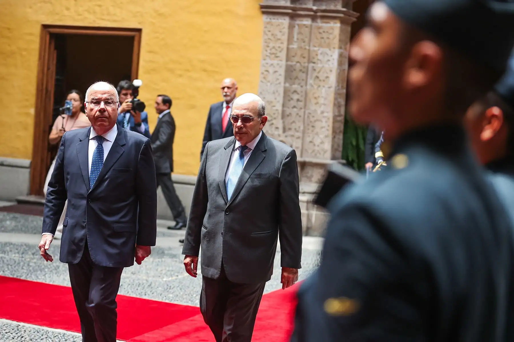 El ministro de Relaciones Exteriores de Brasil, embajador Mauro Vieira, es recibido por el canciller peruano Hugo de Zela en el Palacio de Torre Tagle, en el marco de su visita oficial al país.
Foto: ANDINA / Juan Carlos Guzmán