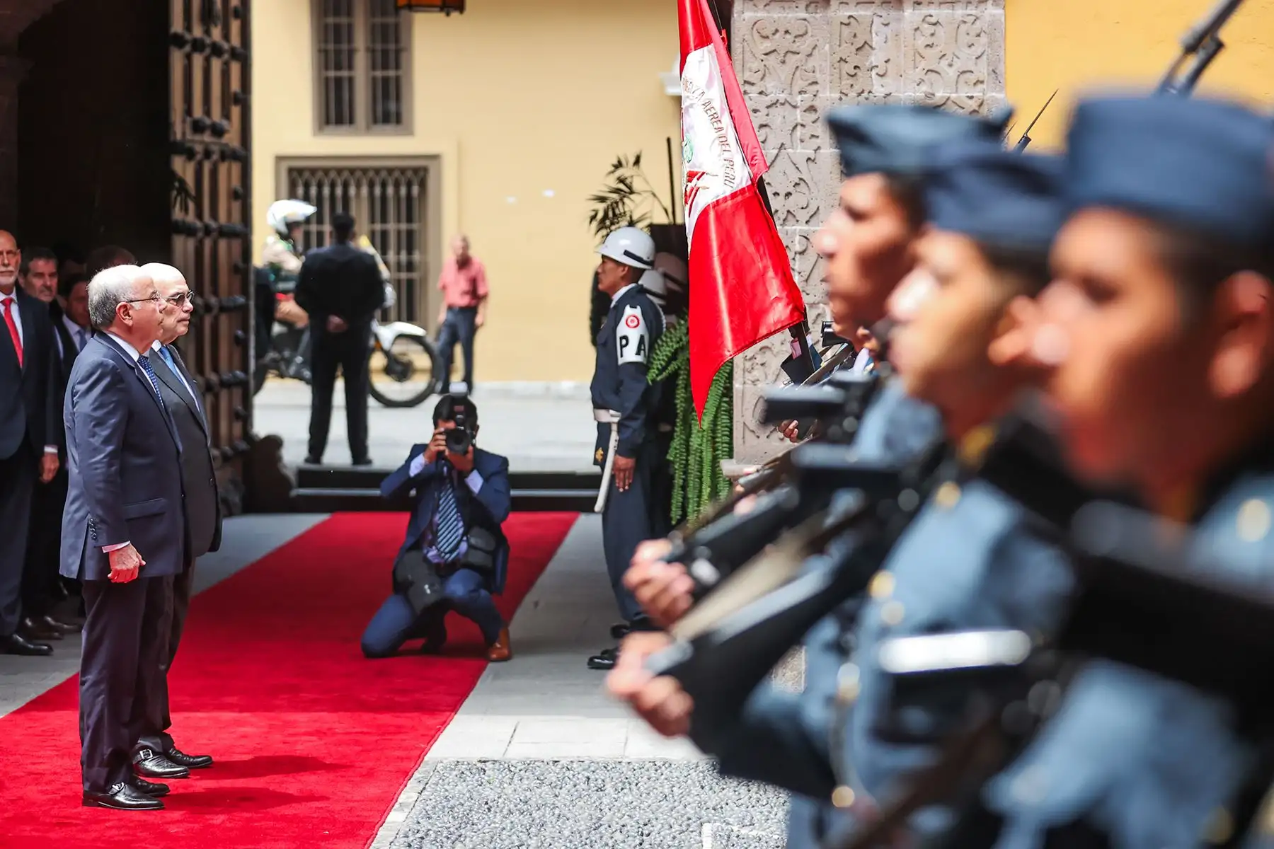 El ministro de Relaciones Exteriores de Brasil, embajador Mauro Vieira, es recibido por el canciller peruano Hugo de Zela en el Palacio de Torre Tagle, en el marco de su visita oficial al país.
Foto: ANDINA / Juan Carlos Guzmán