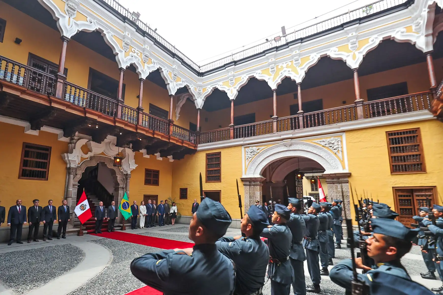 El ministro de Relaciones Exteriores de Brasil, embajador Mauro Vieira, es recibido por el canciller peruano Hugo de Zela en el Palacio de Torre Tagle, en el marco de su visita oficial al país.
Foto: ANDINA / Juan Carlos Guzmán