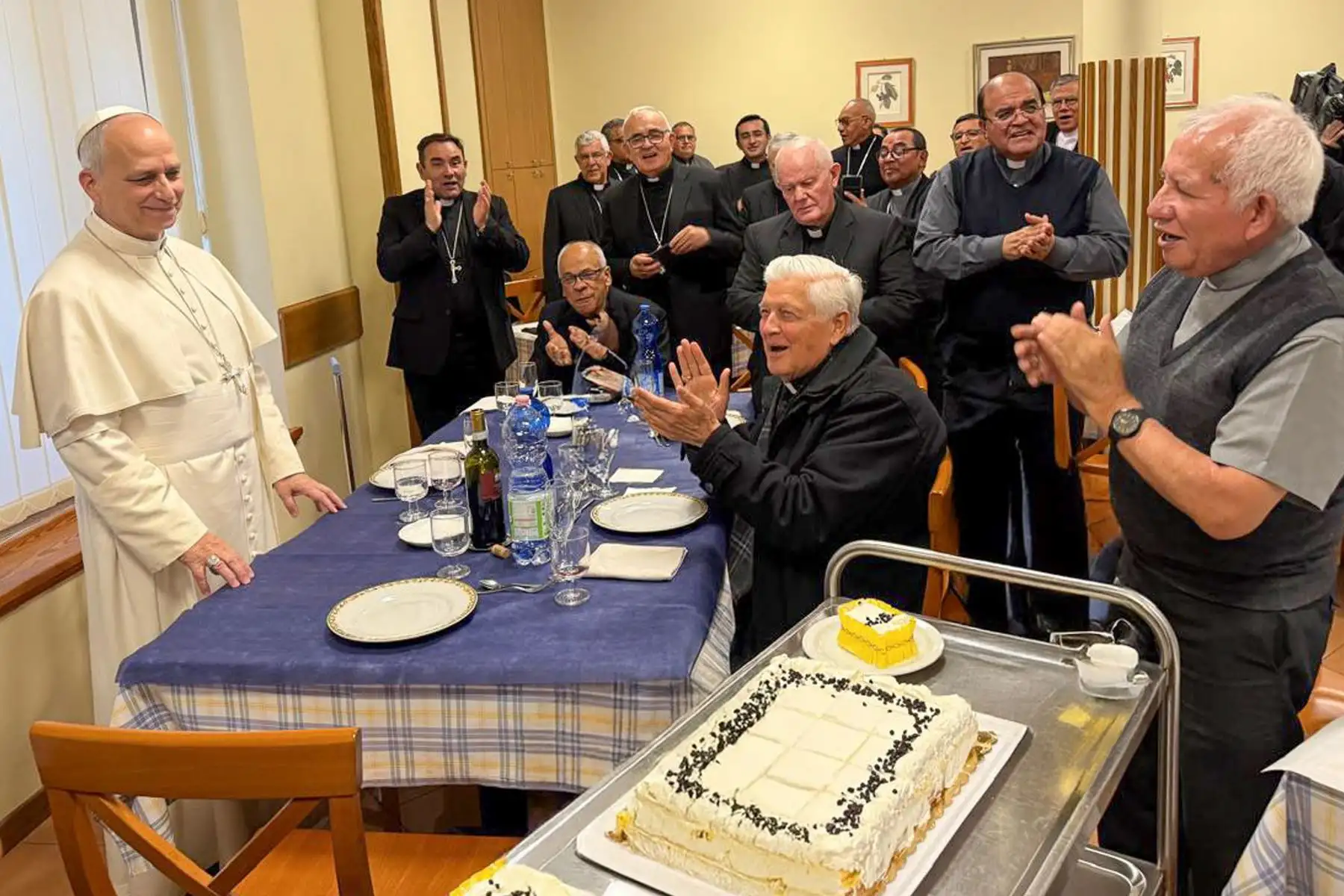 Los obispos del Perú recibieron una grata e inesperada visita del Papa León XIV durante el almuerzo fraterno realizado en el marco de la Visita Ad Limina. El gesto reafirma la cercanía y comunión del Santo Padre con la Iglesia peruana. Foto: Conferencia Episcopal Peruana
