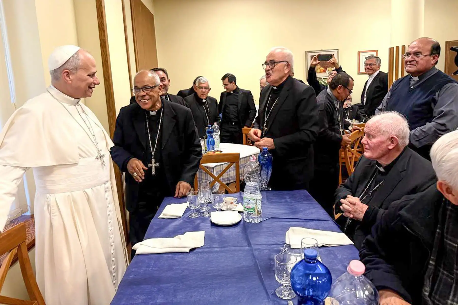 En un ambiente de fraternidad, el Papa León XIV sorprendió a los obispos del Perú con su presencia durante el almuerzo de la Visita Ad Limina, fortaleciendo la misión pastoral y los lazos de comunión eclesial. Foto: Conferencia Episcopal Peruana