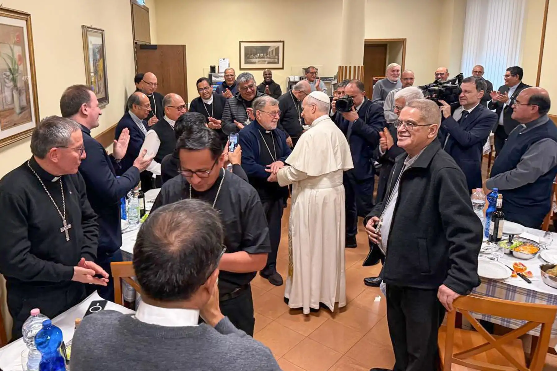 En un ambiente de fraternidad, el Papa León XIV sorprendió a los obispos del Perú con su presencia durante el almuerzo de la Visita Ad Limina, fortaleciendo la misión pastoral y los lazos de comunión eclesial. Foto: Conferencia Episcopal Peruana