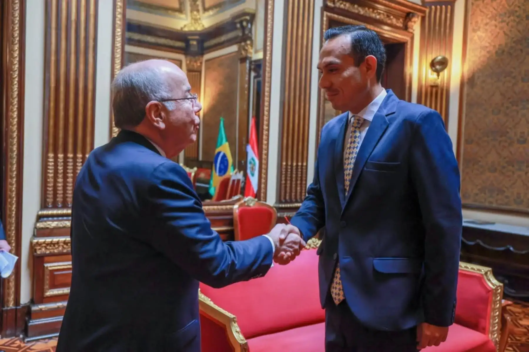 El presidente José Jerí se reunió esta mañana con el ministro de Relaciones Exteriores de Brasil, Mauro Vieira, con quien dialogó sobre la interconexión de Brasil con el Océano Pacífico por el puerto de Chancay. En el encuentro también abordaron la importancia de renovar la Alianza Estratégica de 2003, para adecuarla a los nuevos desafíos regionales y globales.
Foto: ANDINA/Prensa Presidencia