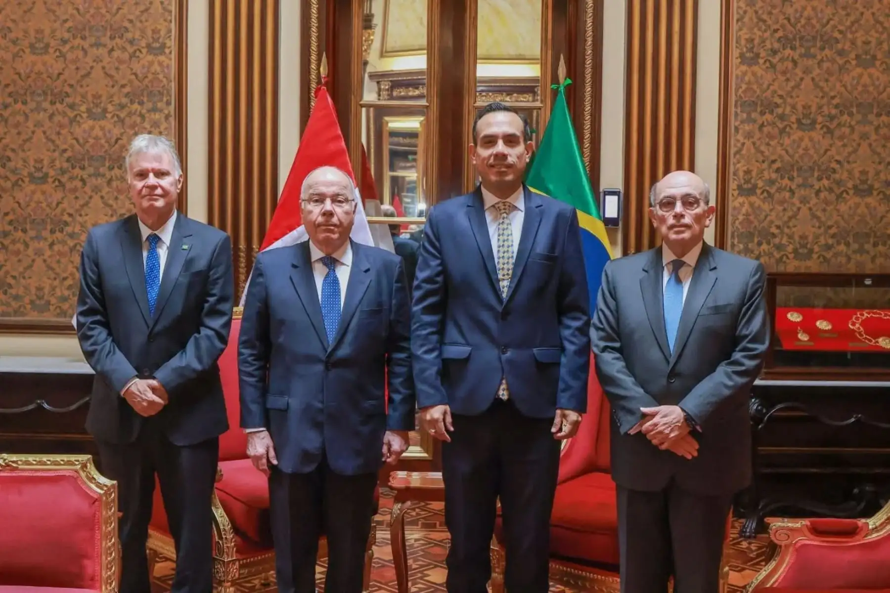 El presidente José Jerí se reunió esta mañana con el ministro de Relaciones Exteriores de Brasil, Mauro Vieira, con quien dialogó sobre la interconexión de Brasil con el Océano Pacífico por el puerto de Chancay. En el encuentro también abordaron la importancia de renovar la Alianza Estratégica de 2003, para adecuarla a los nuevos desafíos regionales y globales.
Foto: ANDINA/Prensa Presidencia