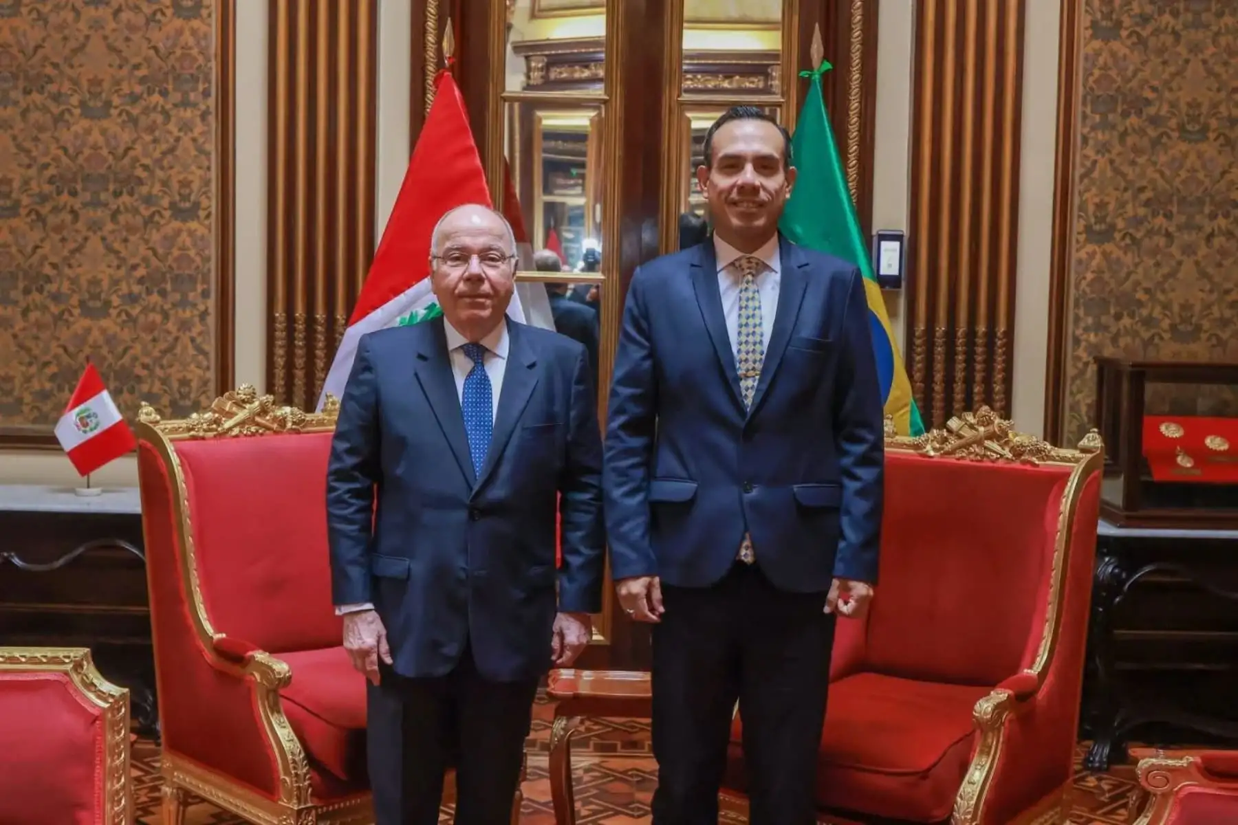 El presidente José Jerí se reunió esta mañana con el ministro de Relaciones Exteriores de Brasil, Mauro Vieira, con quien dialogó sobre la interconexión de Brasil con el Océano Pacífico por el puerto de Chancay. En el encuentro también abordaron la importancia de renovar la Alianza Estratégica de 2003, para adecuarla a los nuevos desafíos regionales y globales.
Foto: ANDINA/Prensa Presidencia