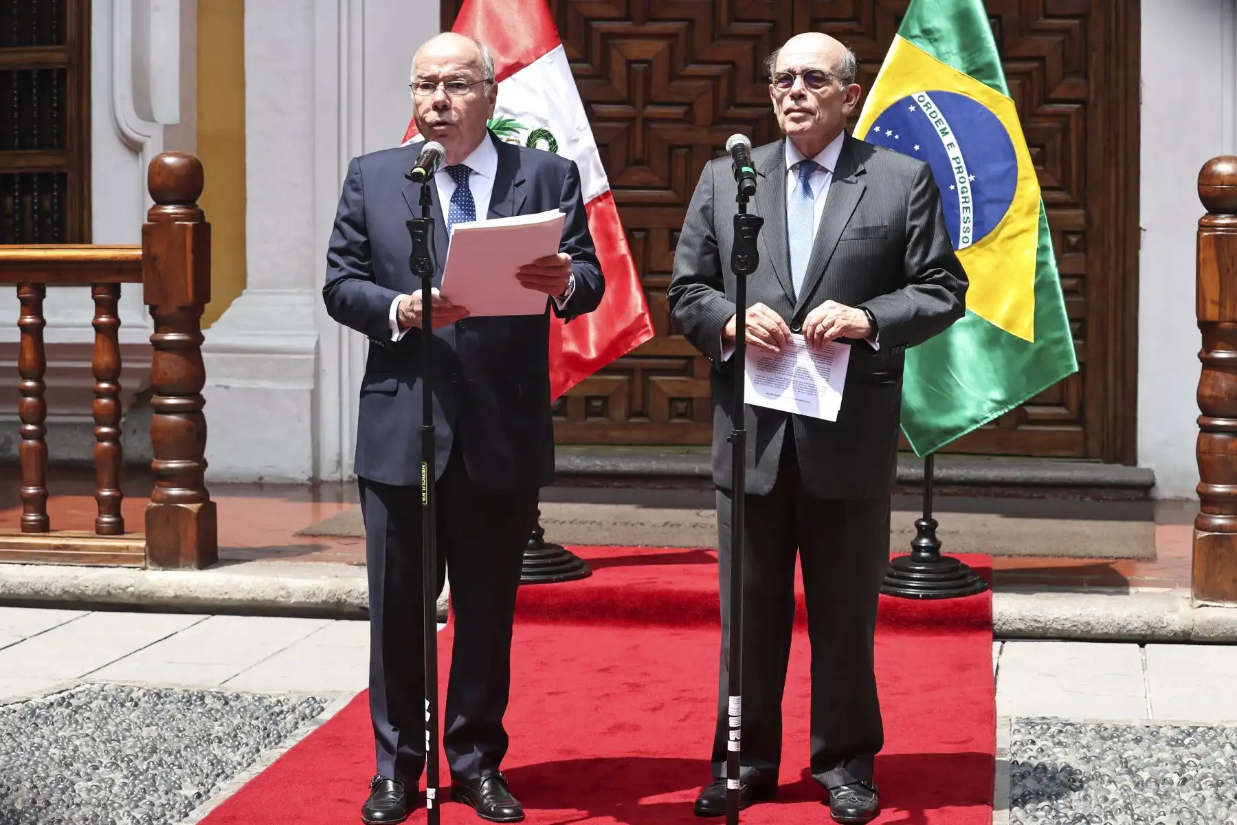 El ministro de Relaciones Exteriores de Brasil, embajador Mauro Vieira y el canciller peruano Hugo de Zela dieron emitieron un pronunciamiento luego de reunirse en el Palacio de Torre Tagle, en el marco de su visita oficial al país. 

Foto: ANDINA / Juan Carlos Guzmán Negrini