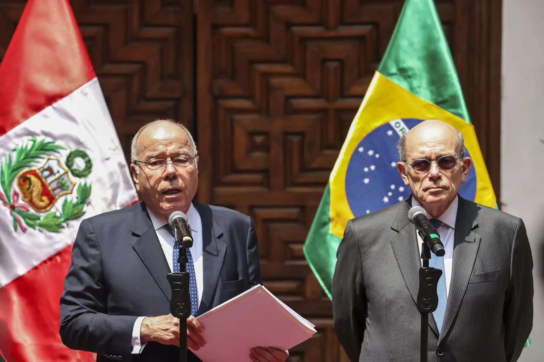 El ministro de Relaciones Exteriores de Brasil, embajador Mauro Vieira y el canciller peruano Hugo de Zela dieron emitieron un pronunciamiento luego de reunirse en el Palacio de Torre Tagle, en el marco de su visita oficial al país. 

Foto: ANDINA / Juan Carlos Guzmán Negrini