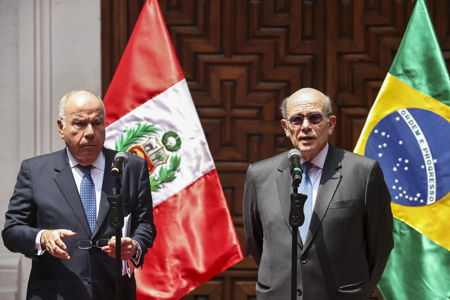 El ministro de Relaciones Exteriores de Brasil, embajador Mauro Vieira y el canciller peruano Hugo de Zela dieron emitieron un pronunciamiento luego de reunirse en el Palacio de Torre Tagle, en el marco de su visita oficial al país. 

Foto: ANDINA / Juan Carlos Guzmán Negrini