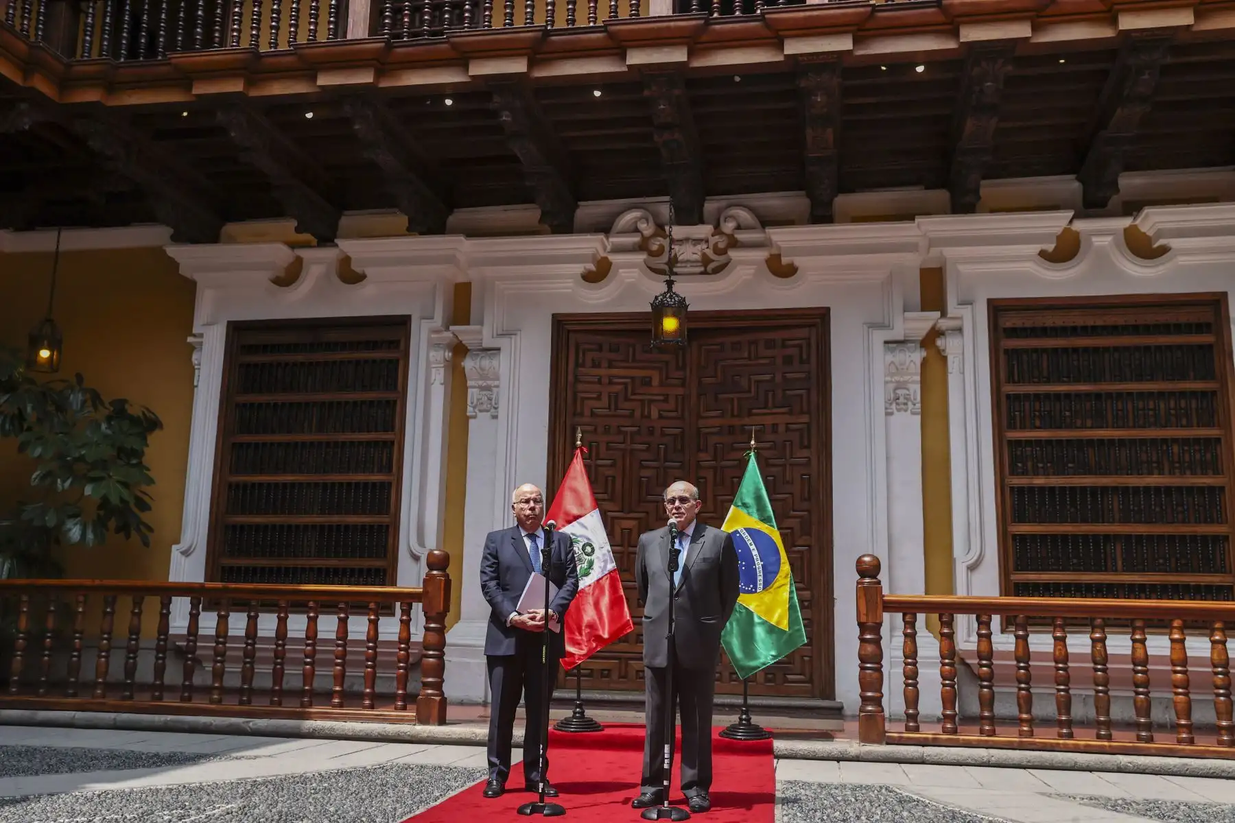 El ministro de Relaciones Exteriores de Brasil, embajador Mauro Vieira y el canciller peruano Hugo de Zela dieron emitieron un pronunciamiento luego de reunirse en el Palacio de Torre Tagle, en el marco de su visita oficial al país. 

Foto: ANDINA / Juan Carlos Guzmán Negrini