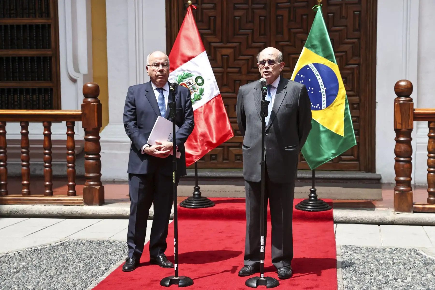 El ministro de Relaciones Exteriores de Brasil, embajador Mauro Vieira y el canciller peruano Hugo de Zela dieron emitieron un pronunciamiento luego de reunirse en el Palacio de Torre Tagle, en el marco de su visita oficial al país. 

Foto: ANDINA / Juan Carlos Guzmán Negrini