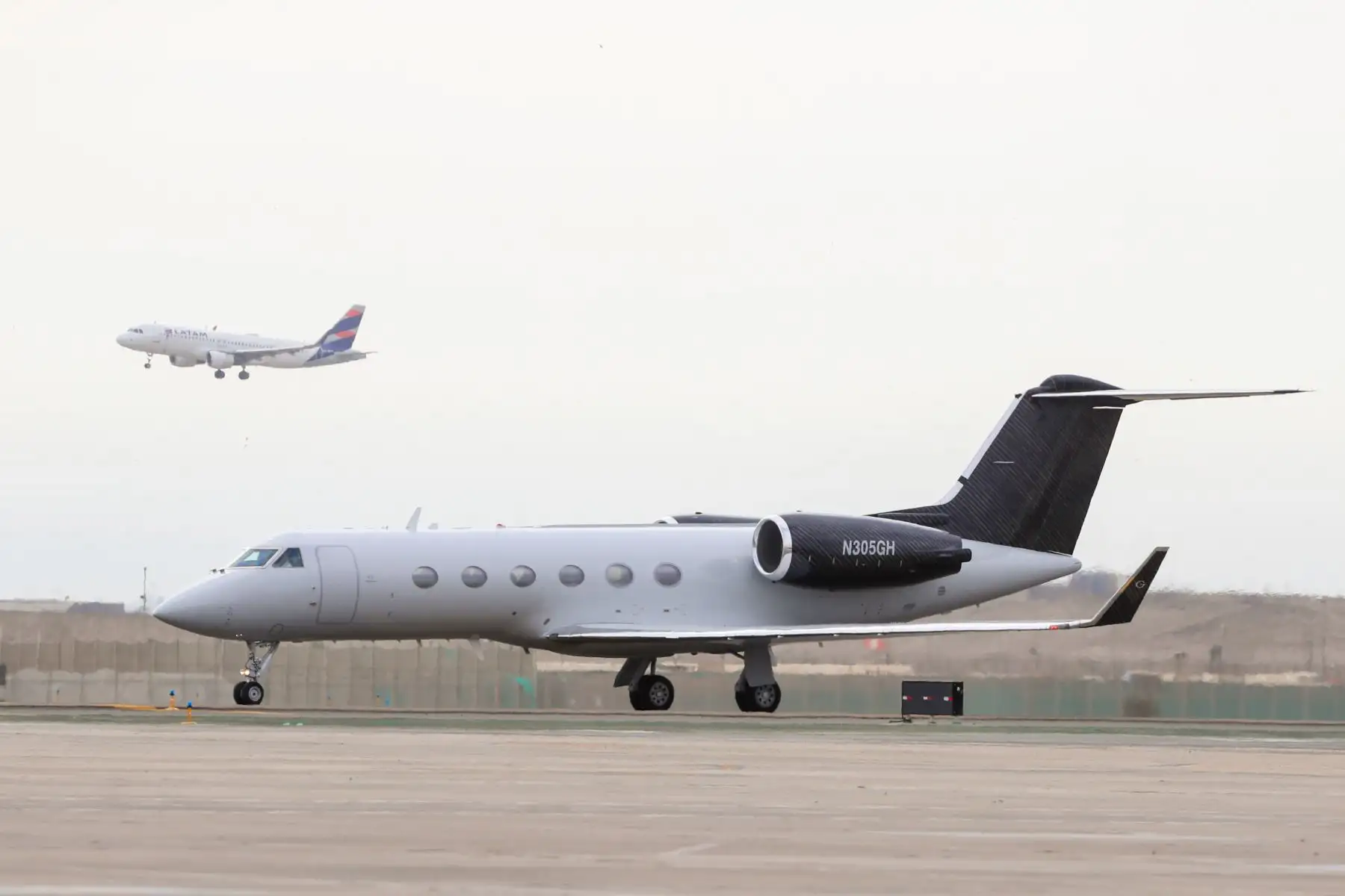El nuevo embajador de Estados Unidos en el Perú, Bernardo Navarro, aterrizó en el Grupo Aéreo Nº 8 del Callao el jueves 29 de enero de 2026 acompañado de su esposa, y fue recibido por autoridades de la Cancillería peruana y representantes de la delegación estadounidense. Foto: ANDINA/Ricardo Cuba