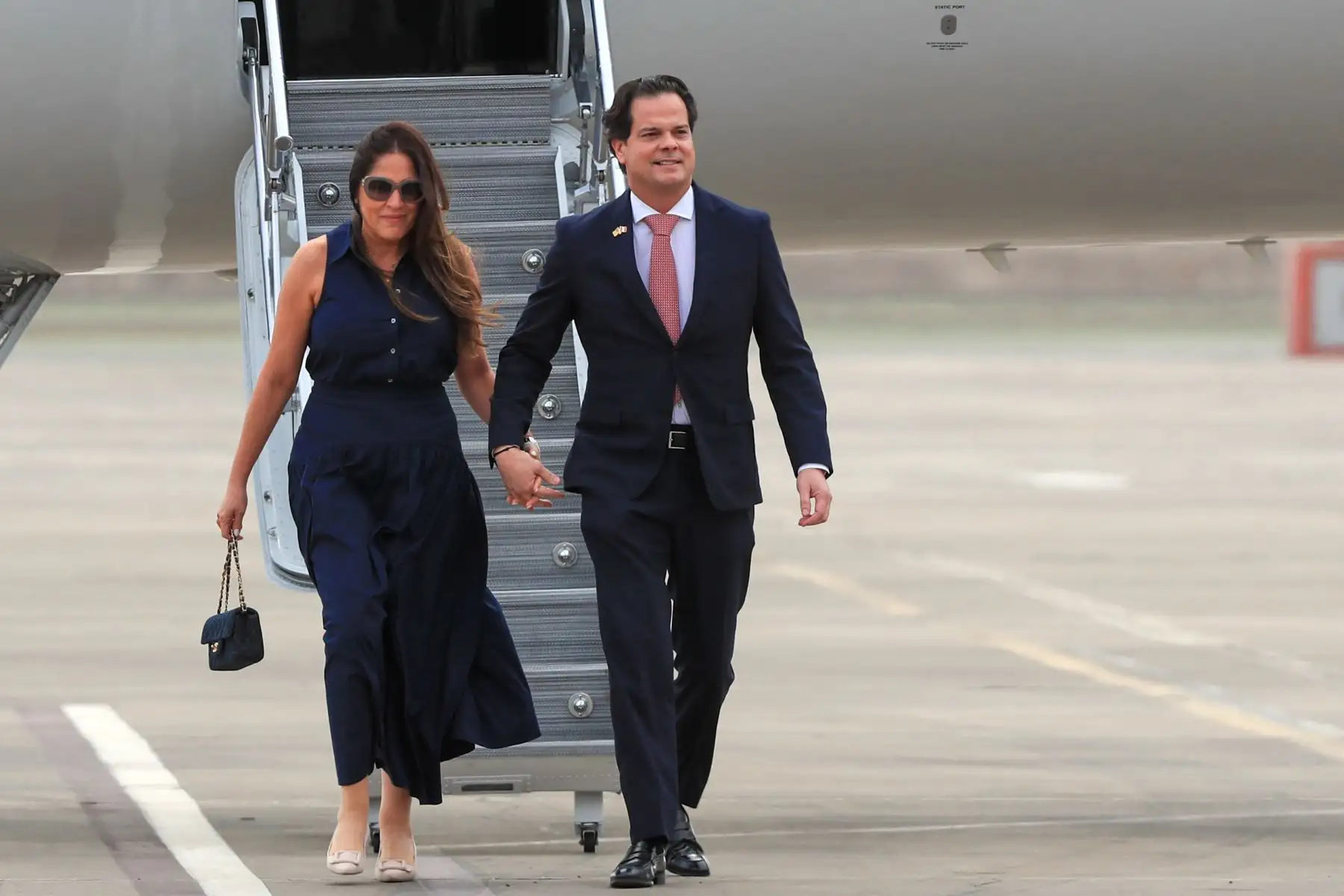 El nuevo embajador de Estados Unidos en el Perú, Bernardo Navarro, aterrizó en el Grupo Aéreo Nº 8 del Callao el jueves 29 de enero de 2026 acompañado de su esposa, y fue recibido por autoridades de la Cancillería peruana y representantes de la delegación estadounidense. Foto: ANDINA/Ricardo Cuba