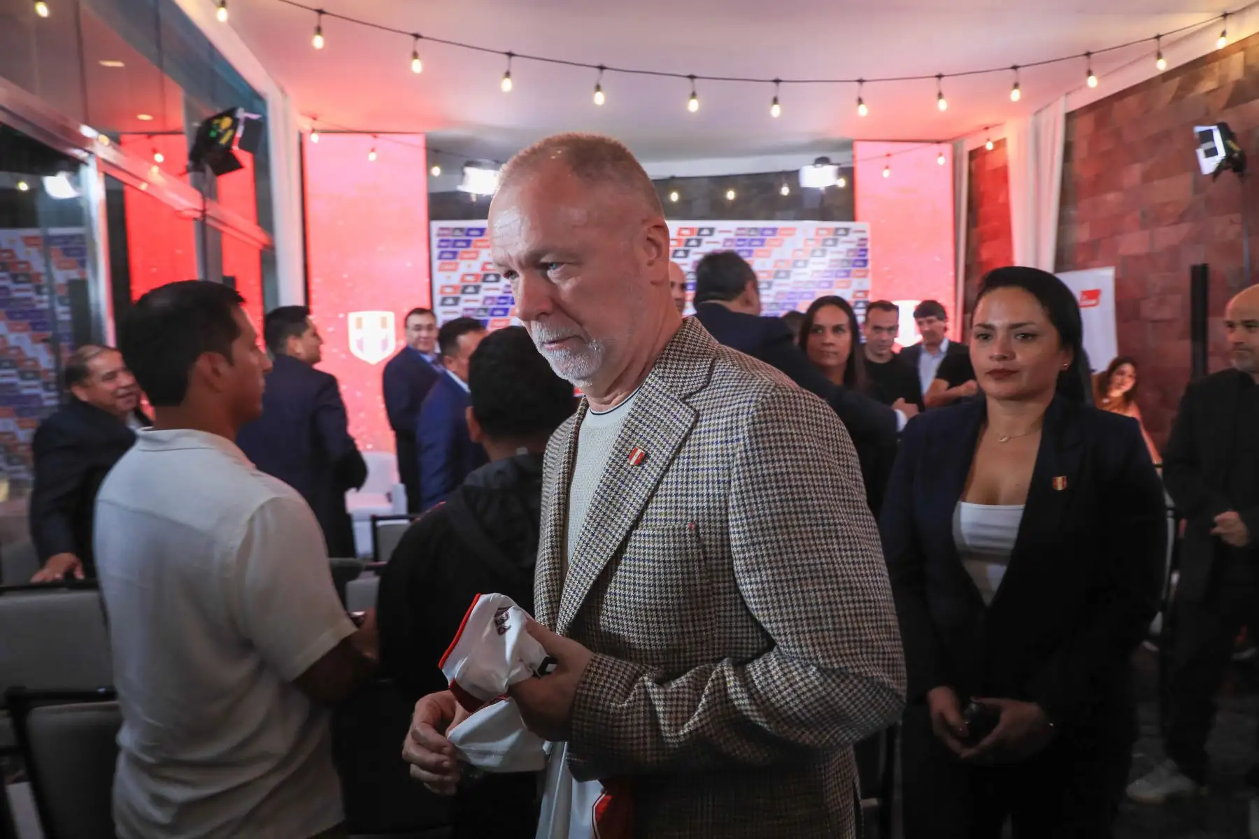 El técnico brasileño de 63 años, Mano Meneses, quien ahora es el nuevo entrenador de la Selección Peruana de Fútbol, cuenta con amplia experiencia profesional en el Scratch y clubes gigantes de Brasil, ha dirigido a muchos equipos como el Al-Nassr en Arabia Saudita y el Flamengo en su propio país. Foto: ANDINA/Ricardo Cuba