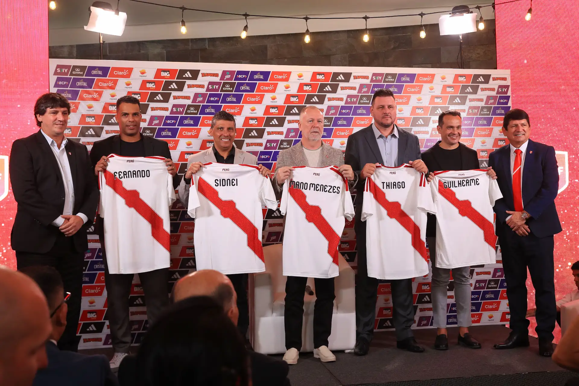 El nuevo entrenador de la Selección Peruana de Fútbol, el brasileño Mano Meneses, posa por primera vez con nuestra camisa bicolor, siguiendo los pasos de leyendas de su país como Didí y Tim que también han dirigido a nuestra selección, y se ha trazado como principal meta clasificar al Perú al Mundial 2030. Foto: ANDINA/Ricardo Cuba