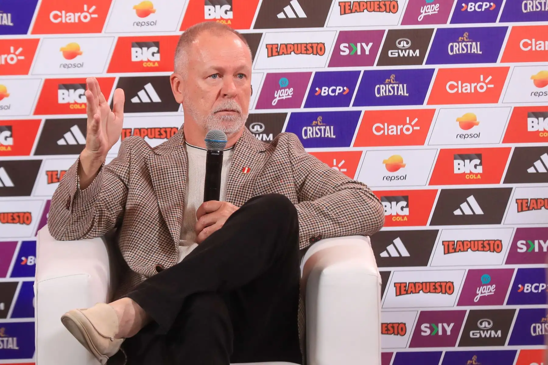 El técnico brasileño de 63 años, Mano Meneses, quien ahora es el nuevo entrenador de la Selección Peruana de Fútbol, cuenta con amplia experiencia profesional en el Scratch y clubes gigantes de Brasil, ha dirigido a muchos equipos como el Al-Nassr en Arabia Saudita y el Flamengo en su propio país. Foto: ANDINA/Ricardo Cuba