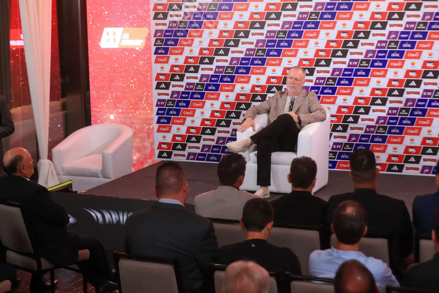 El técnico brasileño de 63 años, Mano Meneses, quien ahora es el nuevo entrenador de la Selección Peruana de Fútbol, cuenta con amplia experiencia profesional en el Scratch y clubes gigantes de Brasil, ha dirigido a muchos equipos como el Al-Nassr en Arabia Saudita y el Flamengo en su propio país. Foto: ANDINA/Ricardo Cuba