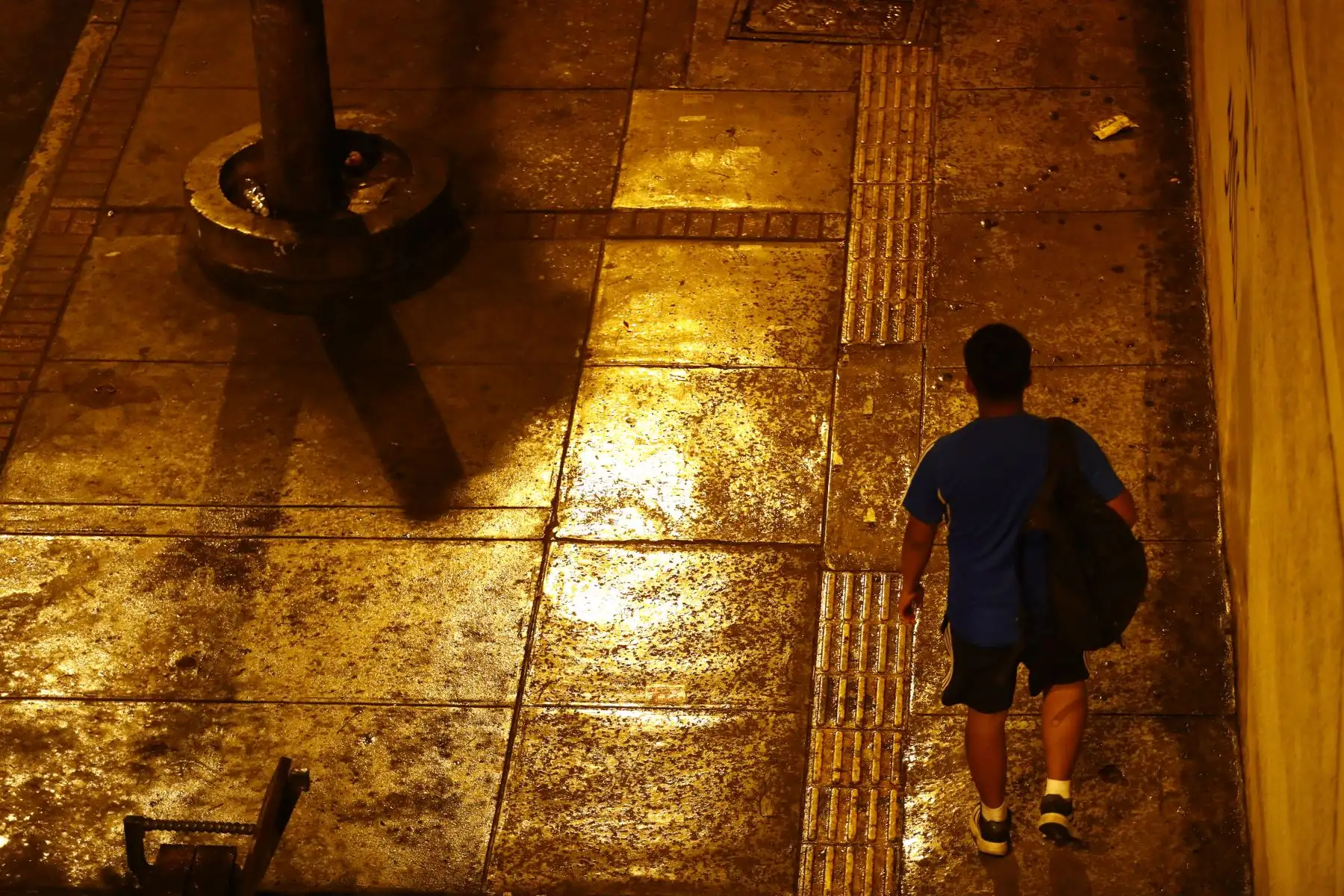 Una intensa llovizna de verano sorprendió a los limeños de diversos distritos en horas de la noche del jueves 29 de enero de 2026. Según el Senamhi, estas lluvias continuarán, pero de manera intermitente y dispersa, principalmente durante el atardecer, noches y madrugadas. Foto: ANDINA/Daniel Bracamonte