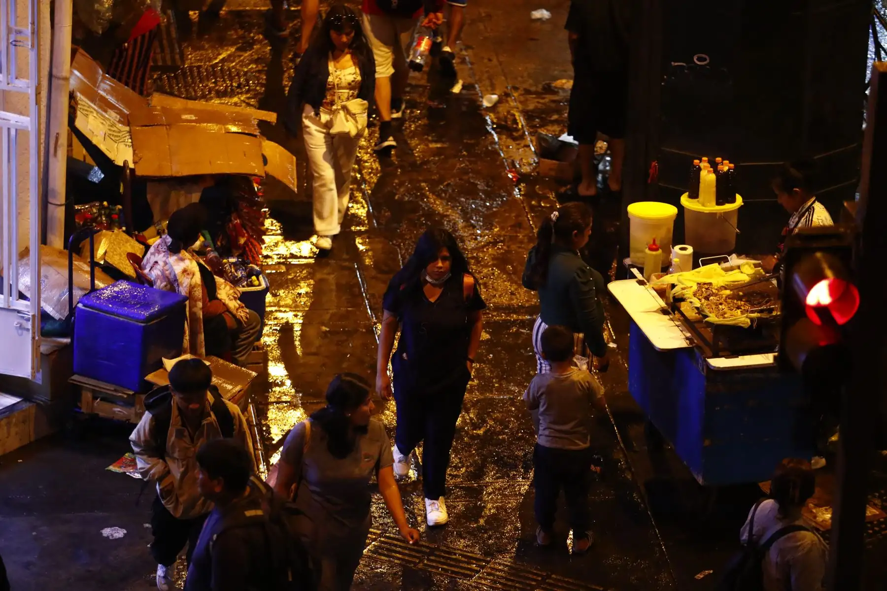 Una intensa llovizna de verano sorprendió a los limeños de diversos distritos en horas de la noche del jueves 29 de enero de 2026. Según el Senamhi, estas lluvias continuarán, pero de manera intermitente y dispersa, principalmente durante el atardecer, noches y madrugadas. Foto: ANDINA/Daniel Bracamonte