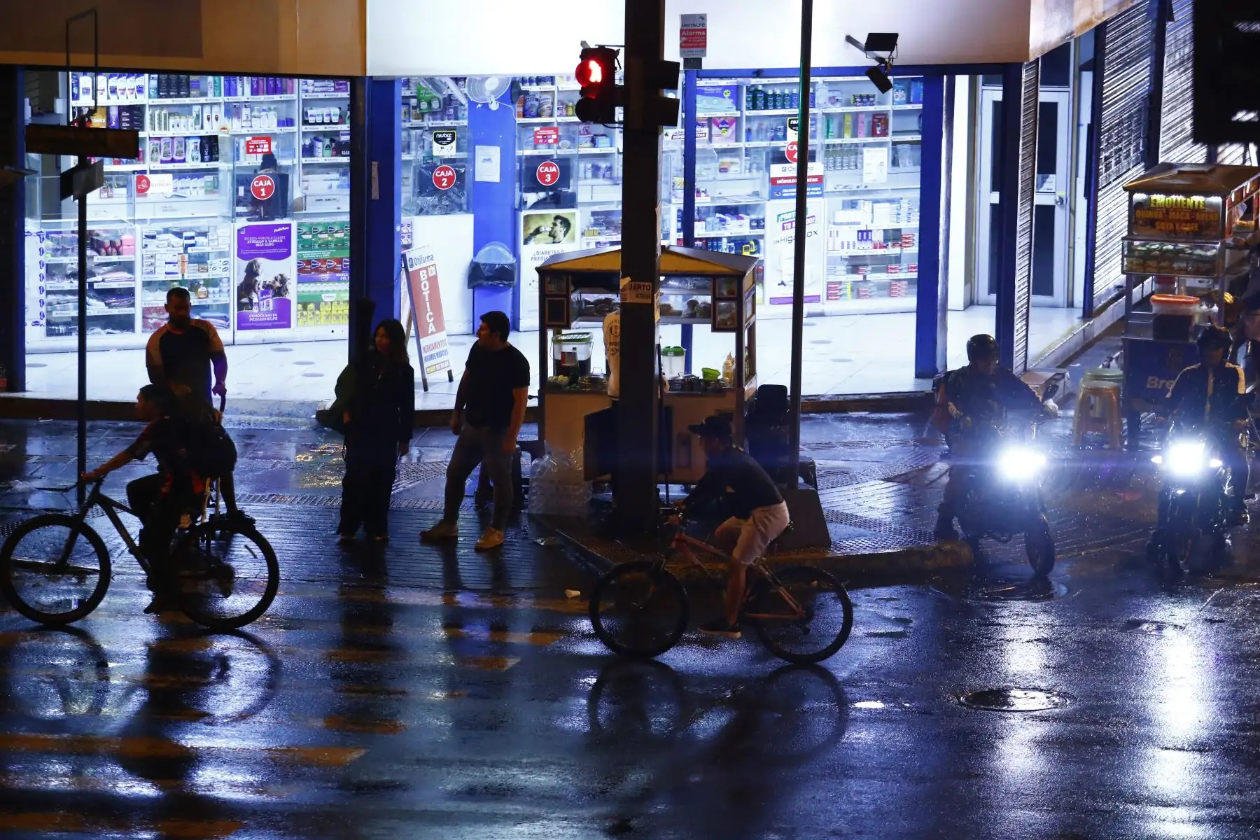 Una intensa llovizna de verano sorprendió a los limeños de diversos distritos en horas de la noche del jueves 29 de enero de 2026. Según el Senamhi, estas lluvias continuarán, pero de manera intermitente y dispersa, principalmente durante el atardecer, noches y madrugadas. Foto: ANDINA/Daniel Bracamonte