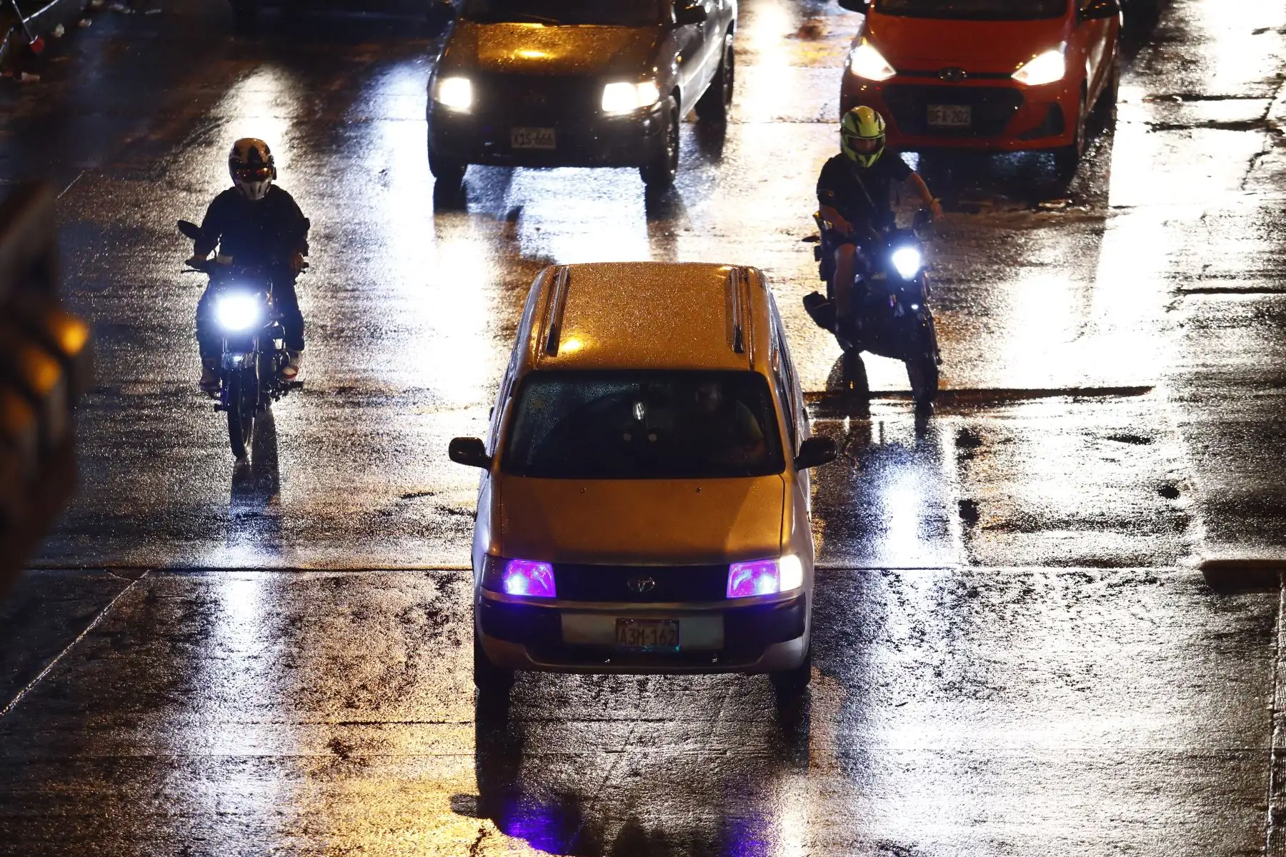 Una intensa llovizna de verano sorprendió a los limeños de diversos distritos en horas de la noche del jueves 29 de enero de 2026. Según el Senamhi, estas lluvias continuarán, pero de manera intermitente y dispersa, principalmente durante el atardecer, noches y madrugadas. Foto: ANDINA/Daniel Bracamonte