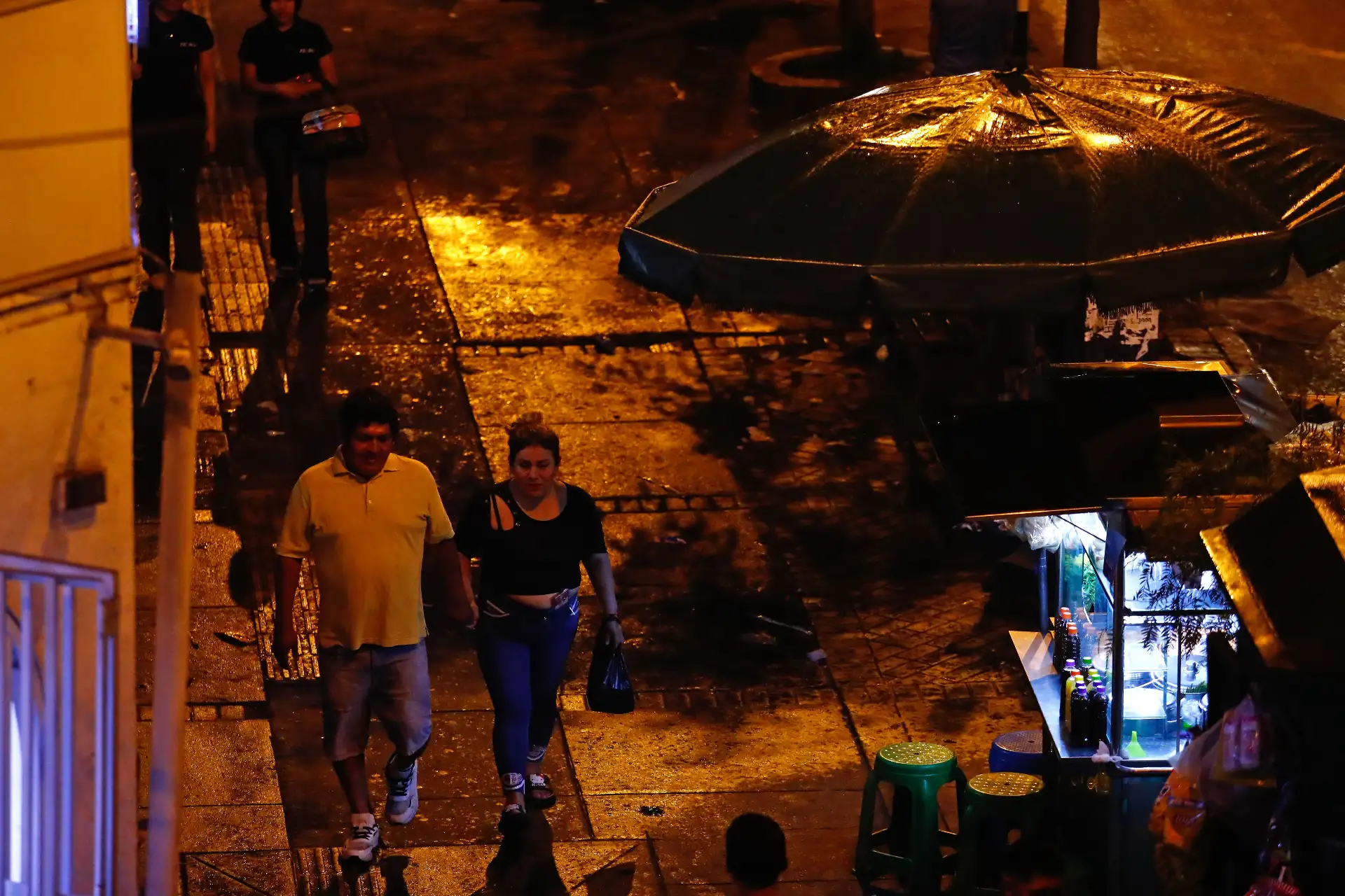 Una intensa llovizna de verano sorprendió a los limeños de diversos distritos en horas de la noche del jueves 29 de enero de 2026. Según el Senamhi, estas lluvias continuarán, pero de manera intermitente y dispersa, principalmente durante el atardecer, noches y madrugadas. Foto: ANDINA/Daniel Bracamonte