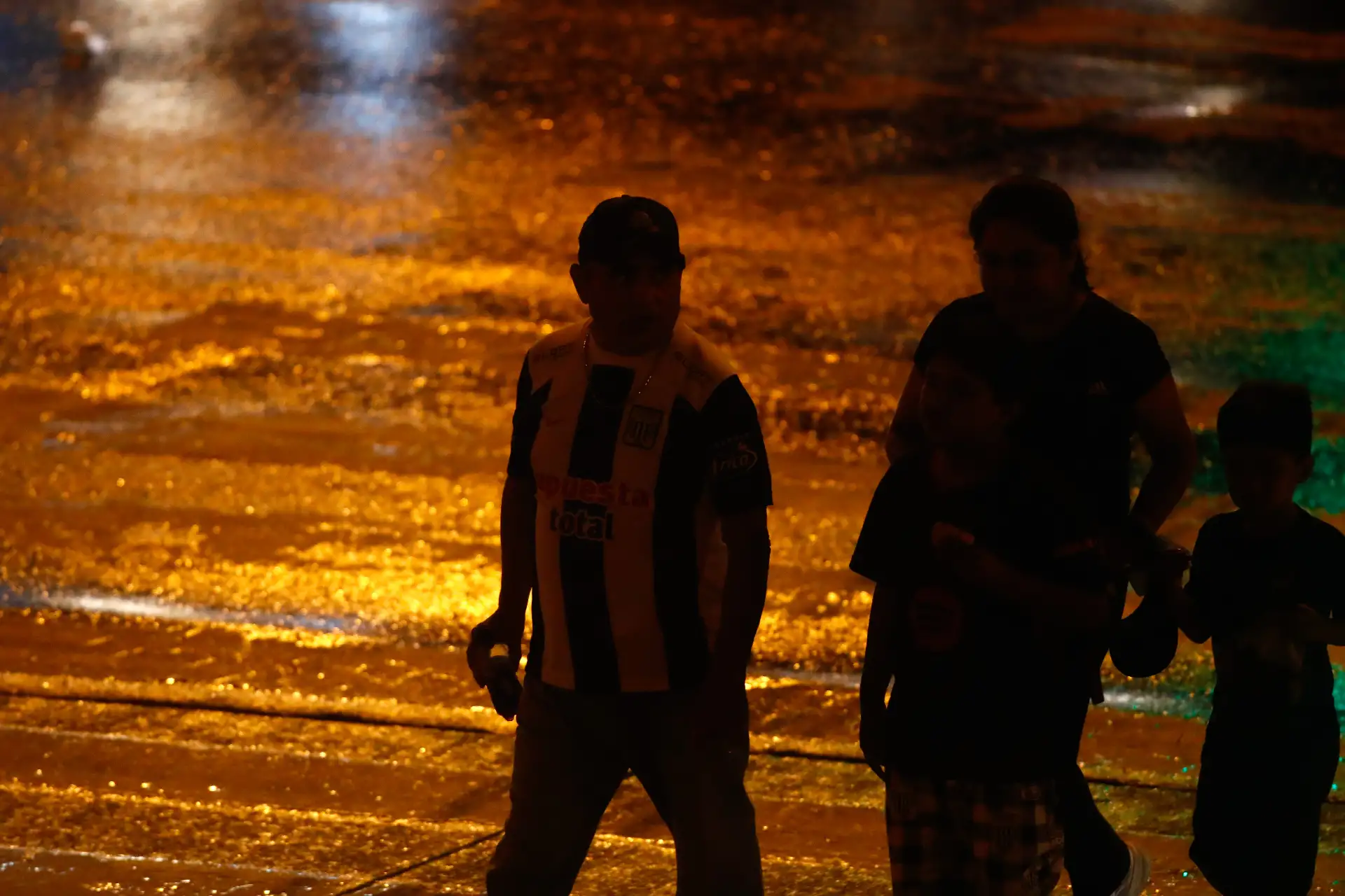 Una intensa llovizna de verano sorprendió a los limeños de diversos distritos en horas de la noche del jueves 29 de enero de 2026. Según el Senamhi, estas lluvias continuarán, pero de manera intermitente y dispersa, principalmente durante el atardecer, noches y madrugadas. Foto: ANDINA/Daniel Bracamonte