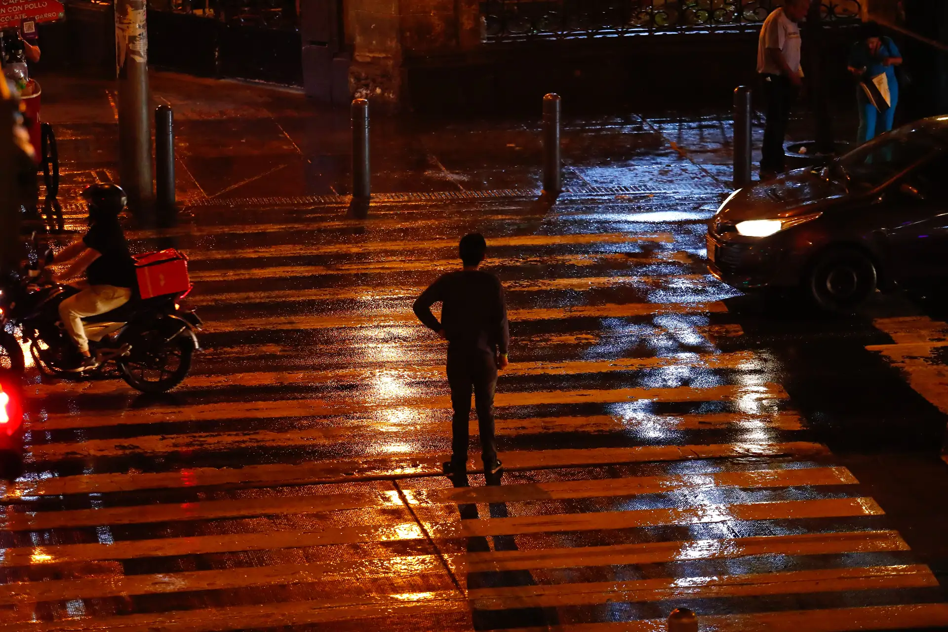 Una intensa llovizna de verano sorprendió a los limeños de diversos distritos en horas de la noche del jueves 29 de enero de 2026. Según el Senamhi, estas lluvias continuarán, pero de manera intermitente y dispersa, principalmente durante el atardecer, noches y madrugadas. Foto: ANDINA/Daniel Bracamonte