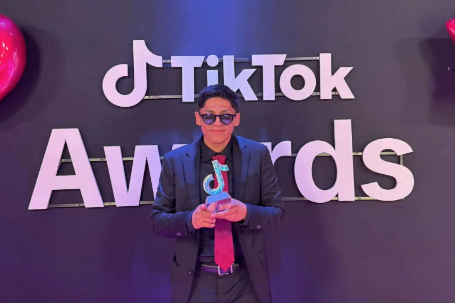 TikToker peruano  @srpulsera2.0  ganó en la categoría Creador TikTok LIVE del Año en México