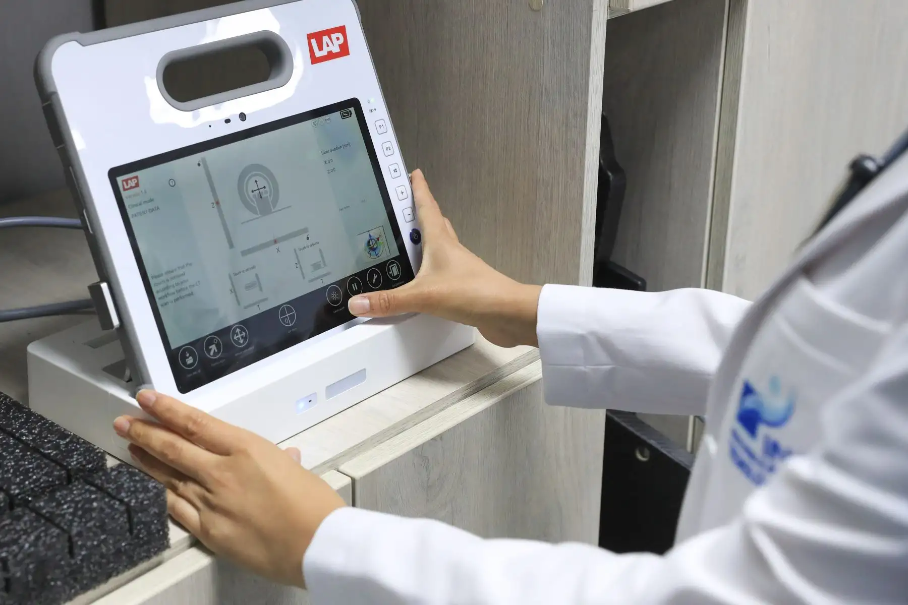 Especialistas del INEN demuestran el funcionamiento del tomógrafo, cuya nitidez es clave para identificar con exactitud milimétrica la ubicación y extensión de los tumores.

Foto: ANDINA/Ricardo Cuba