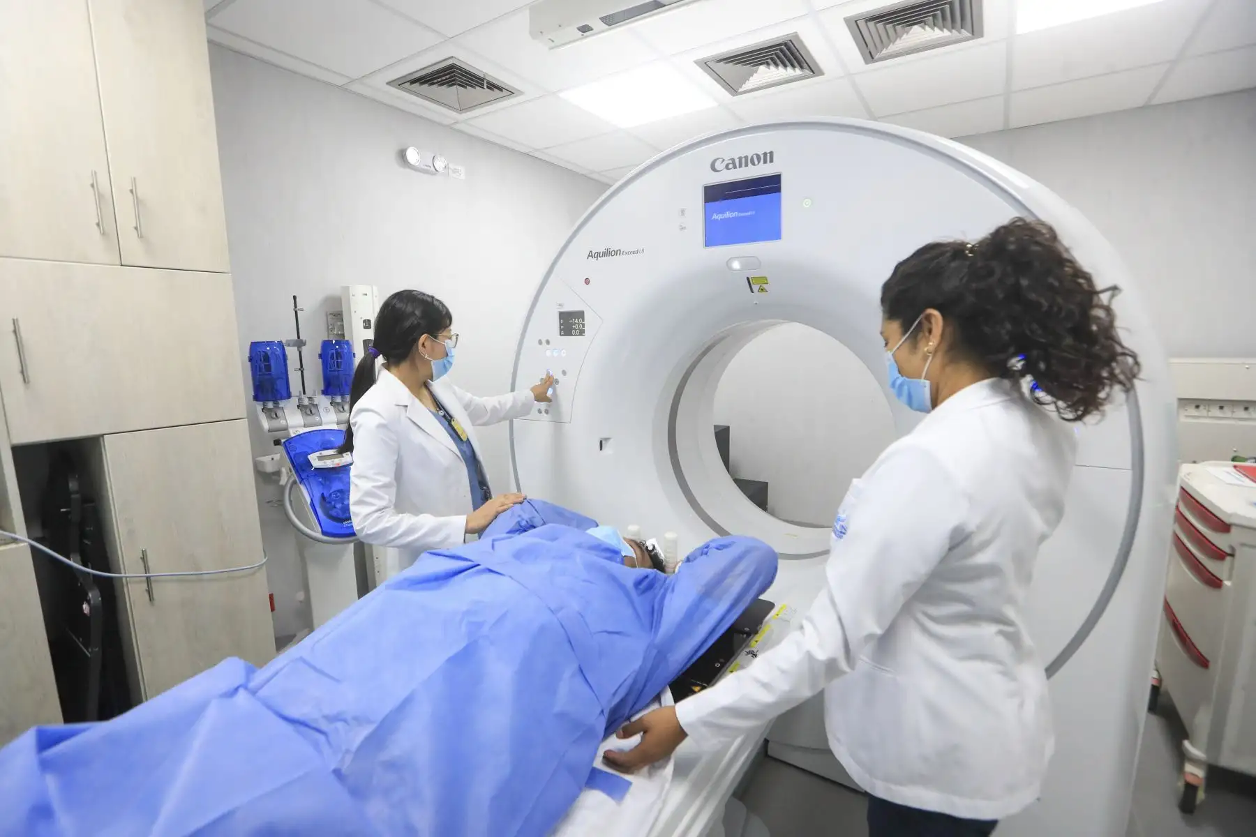 Gracias a este avance, los médicos radio-oncólogos podrán diseñar planes de radioterapia más efectivos, asegurando que la radiación impacte directamente en las células malignas.

Foto: ANDINA/Ricardo Cuba