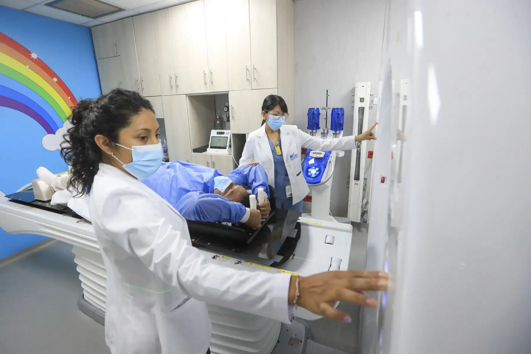 La precisión del nuevo simulador no solo ataca al tumor, sino que minimiza el daño a los órganos sanos circundantes, reduciendo significativamente los efectos secundarios del tratamiento.

Foto: ANDINA/Ricardo Cuba