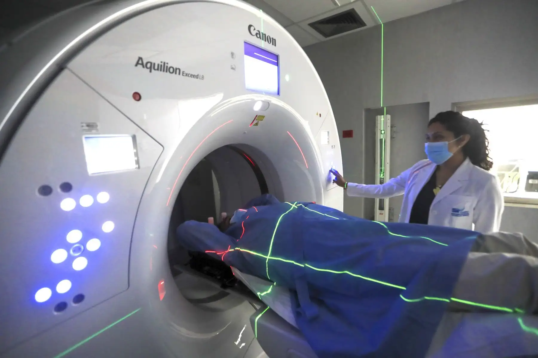 Autoridades del sector salud durante el corte de cinta. Esta adquisición representa un hito en la modernización de los servicios oncológicos públicos del país.

Foto: ANDINA/Ricardo Cuba