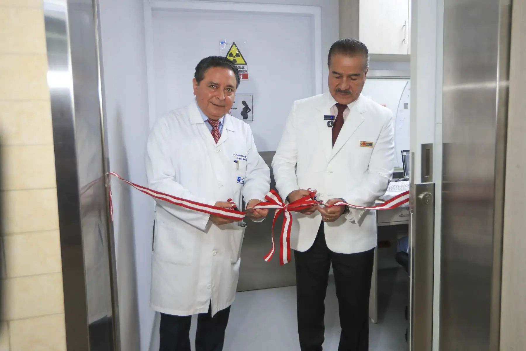 El ministro de salud, Luis Quiroz Avilés, estuvo presente en la inauguración del tomógrafo simulador con inteligencia artificial único en Sudamérica adquirido por el INEN.

Foto: ANDINA/Ricardo Cuba