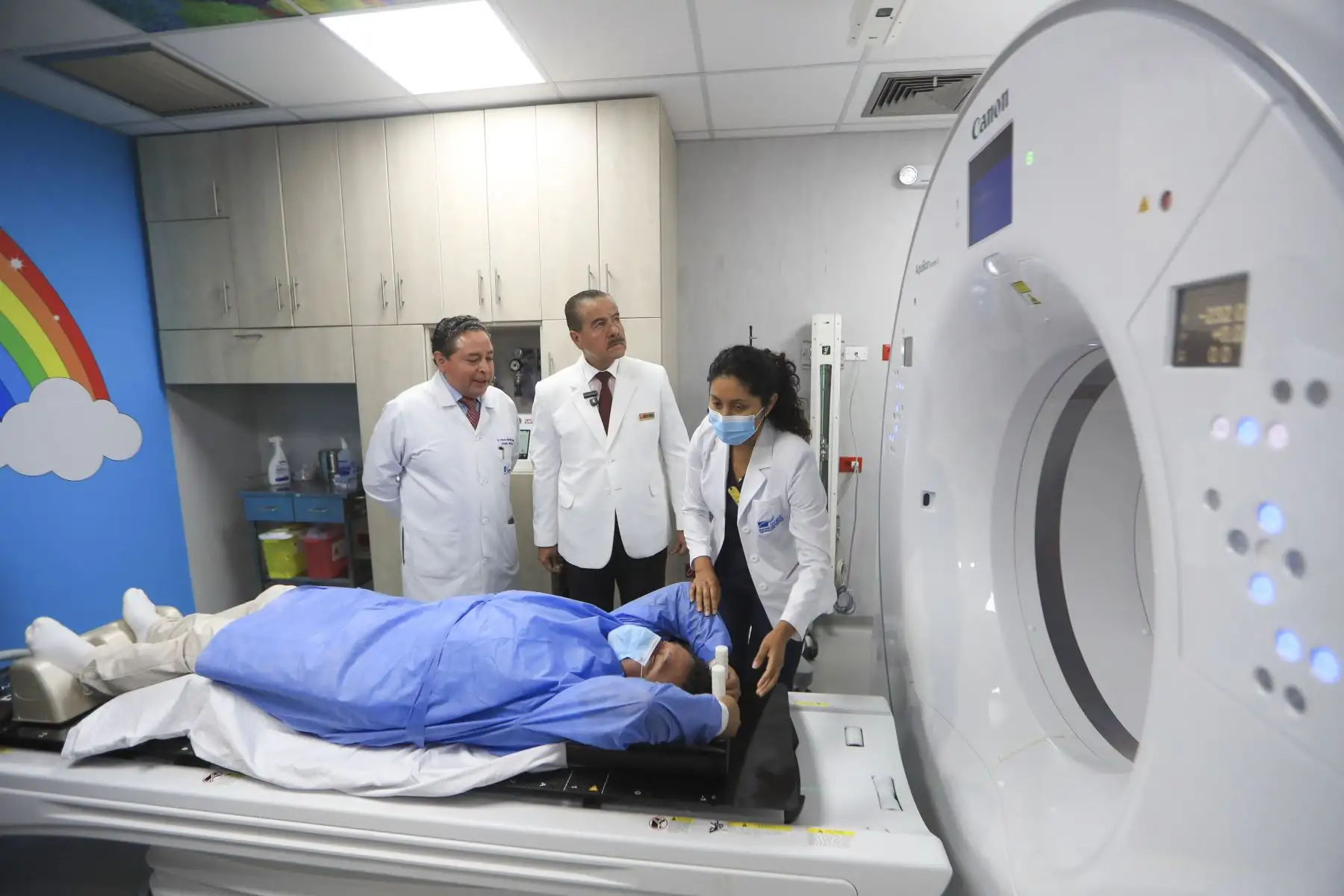 El ministro de salud, Luis Quiroz Avilés, estuvo presente en la inauguración del tomógrafo simulador con inteligencia artificial único en Sudamérica adquirido por el INEN.

Foto: ANDINA/Ricardo Cuba