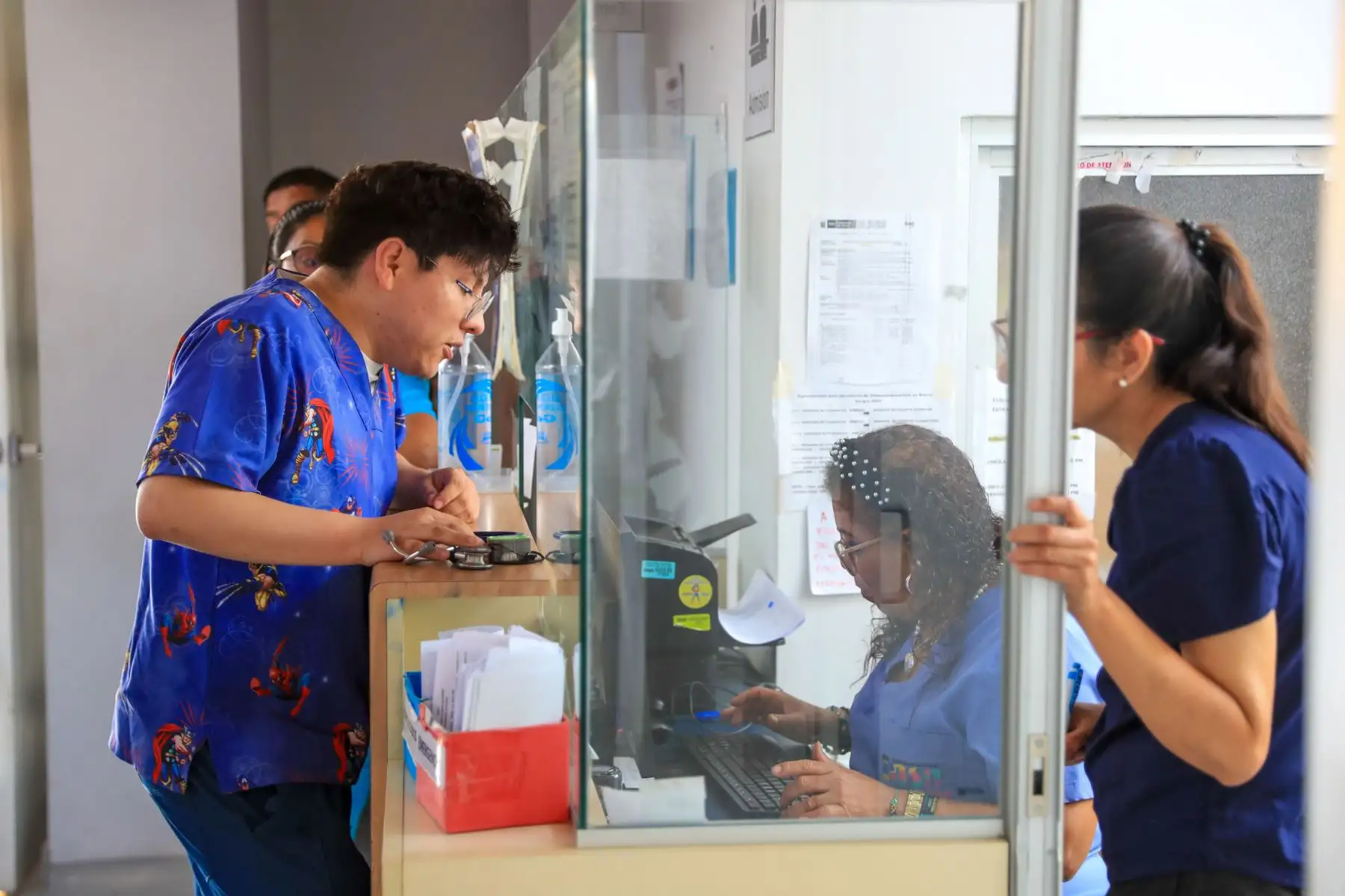 El personal administrativo y asistencial se sumó masivamente a la colecta, garantizando el stock necesario para los pacientes pediátricos.

Foto: ANDINA/Ricardo Cuba