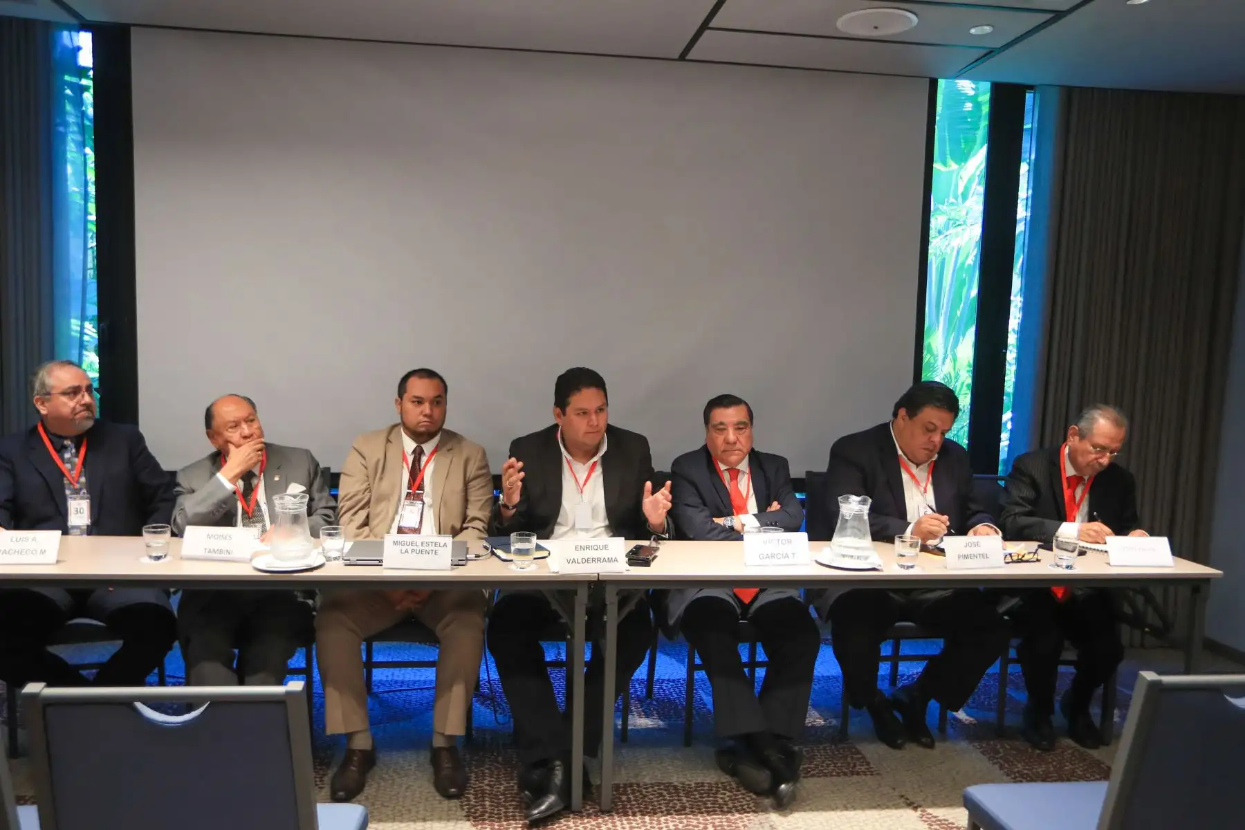 Durante la conferencia, el líder aprista estuvo acompañado por especialistas que expusieron diagnósticos críticos sobre la situación actual del Poder Judicial y el Ministerio Público.

Foto: ANDINA/Ricardo Cuba