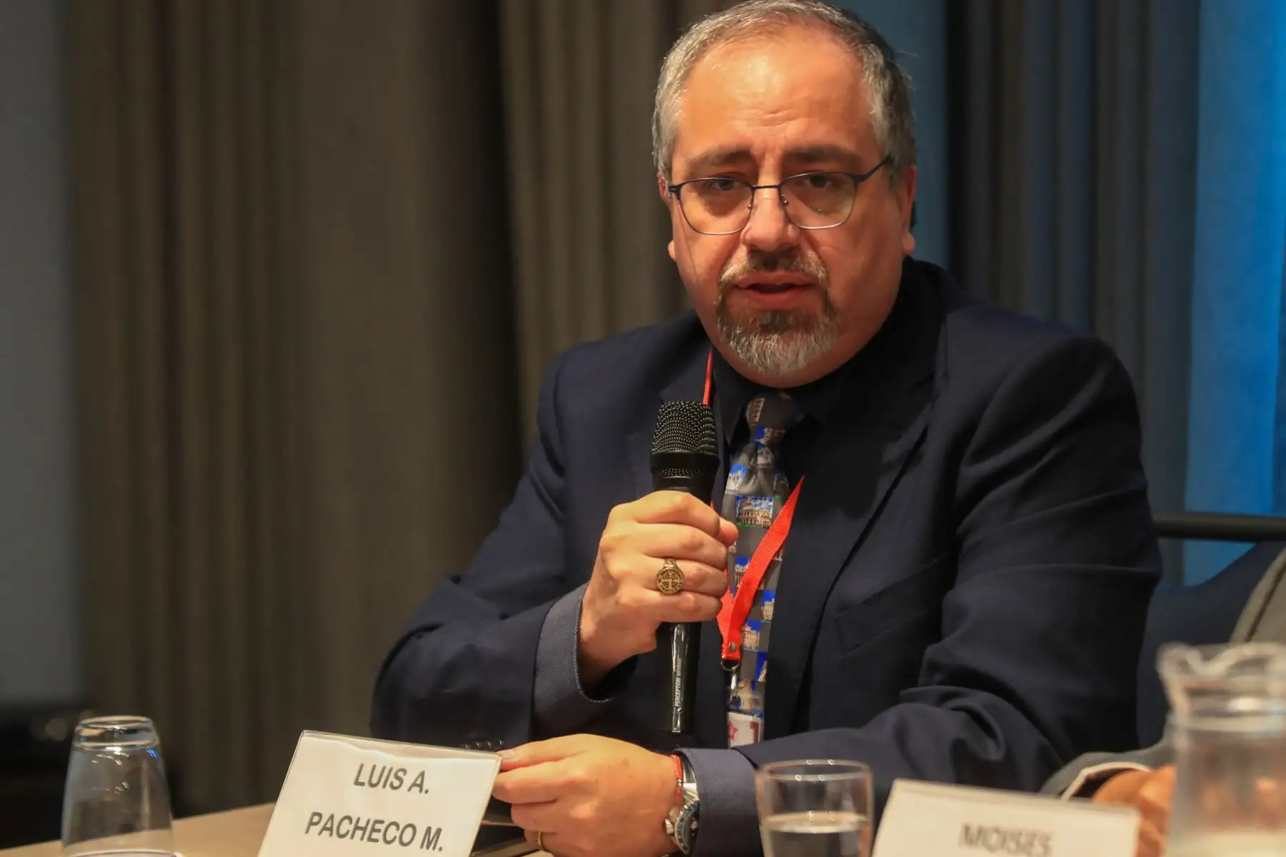 Luis Pacheco Mandujano subraya la importancia de separar la política de la administración de justicia para recuperar la confianza de la población.

Foto: ANDINA/Ricardo Cuba

Foto: ANDINA/Ricardo Cuba