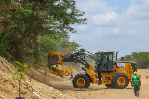 Maquinaria de la Autoridad Nacional del Agua (ANA) participa en labores de limpieza y descolmatación de cauces en Piura. Foto: MIDAGRI/Difusión.