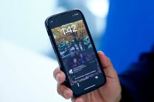 Renzo Rospigliosi, jefe de la Escuela de Tecnologías de la Información de Senati, explica cómo el calor del actual verano puede afectar el rendimiento de los teléfonos celulares y tablets. Foto: ANDINA/Daniel Bracamonte