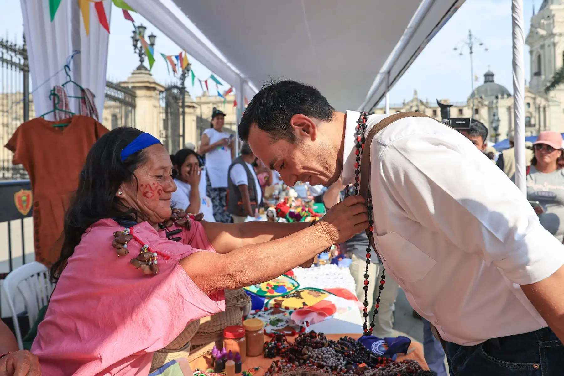 El presidente de la República, José Jerí, visitó hoy la feria multisectorial Más Cerca del Perú, en su décima edición Más Cerca de Pasco, como expresión del compromiso del Gobierno de mantenerse cercano a la ciudadanía y de respaldar a las familias pasqueñas y a los emprendedores locales. Foto: Presidencia