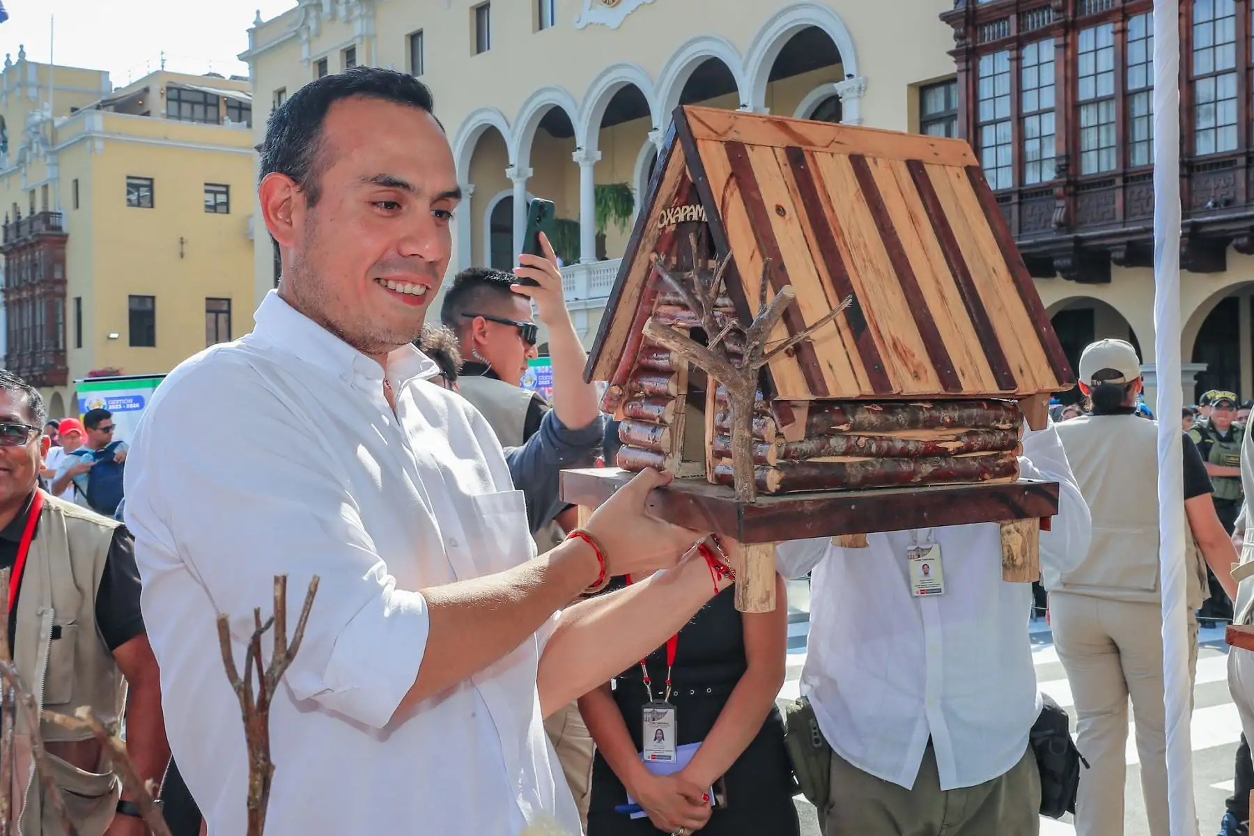 El presidente de la República, José Jerí, visitó hoy la feria multisectorial Más Cerca del Perú, en su décima edición Más Cerca de Pasco, como expresión del compromiso del Gobierno de mantenerse cercano a la ciudadanía y de respaldar a las familias pasqueñas y a los emprendedores locales. Foto: Presidencia